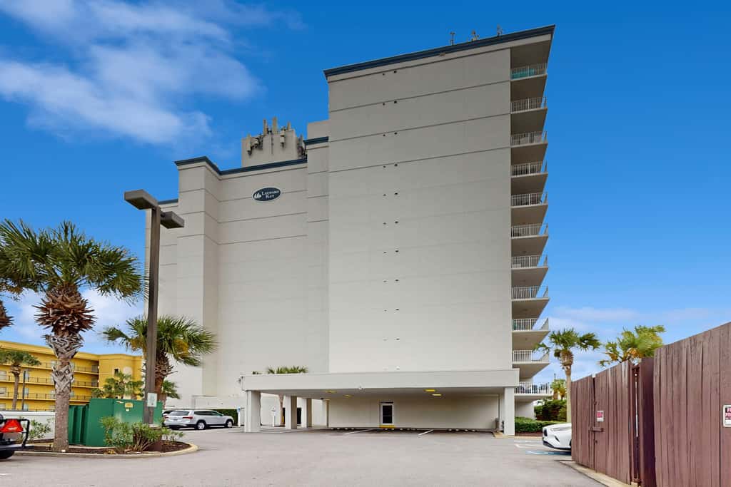 Beautiful and spacious condo with shared pool & beach access