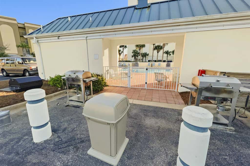 Beautiful and spacious condo with shared pool & beach access
