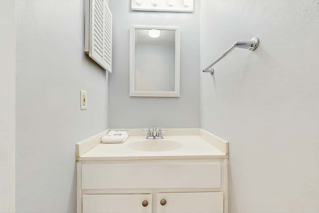 Waterfront townhome with pools, tennis & beach access