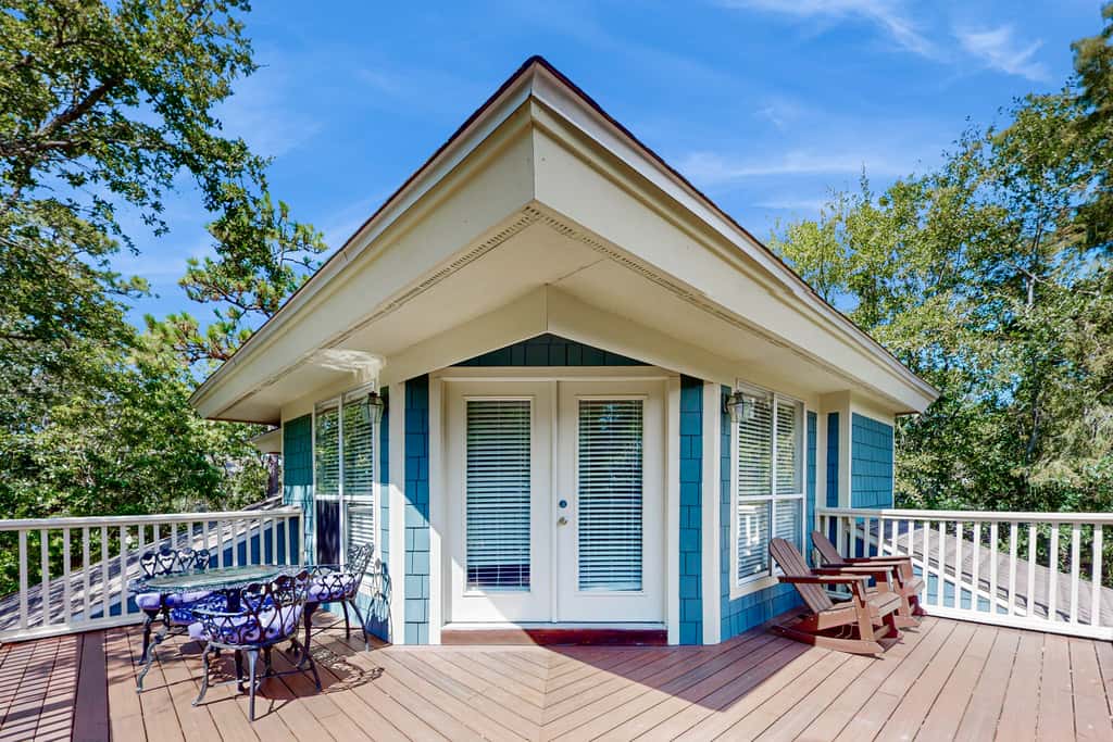 Gorgeous coastal home with shared pool, beach access and golf