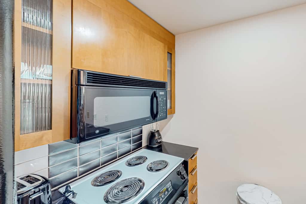 Elegant condo at the Village of Baytowne Wharf with pool, hot tub, & tennis
