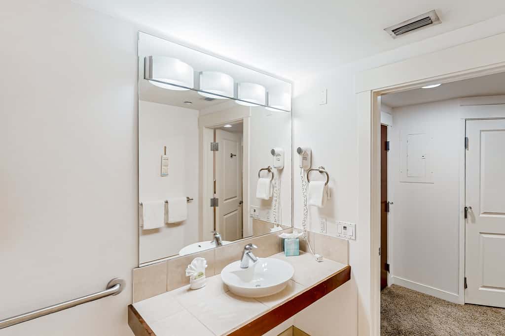 Elegant condo at the Village of Baytowne Wharf with pool, hot tub, & tennis
