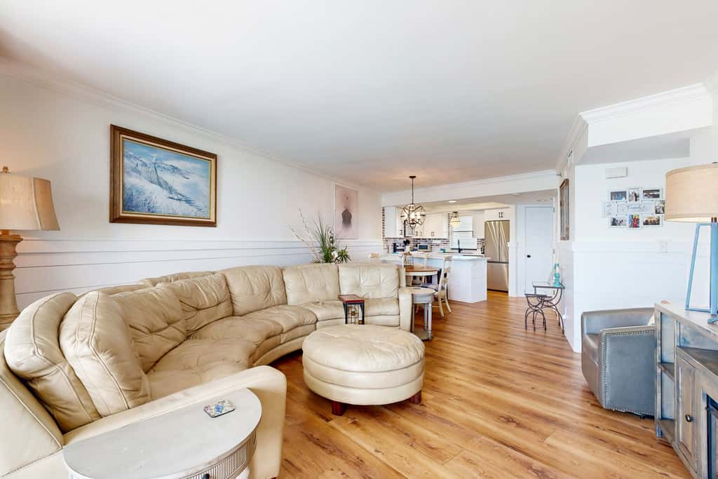 Gulf-front condo with balcony, ocean view, W&D, pool, hot tub & tennis