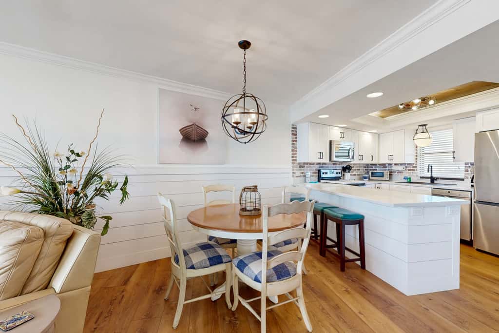 Gulf-front condo with balcony, ocean view, W&D, pool, hot tub & tennis