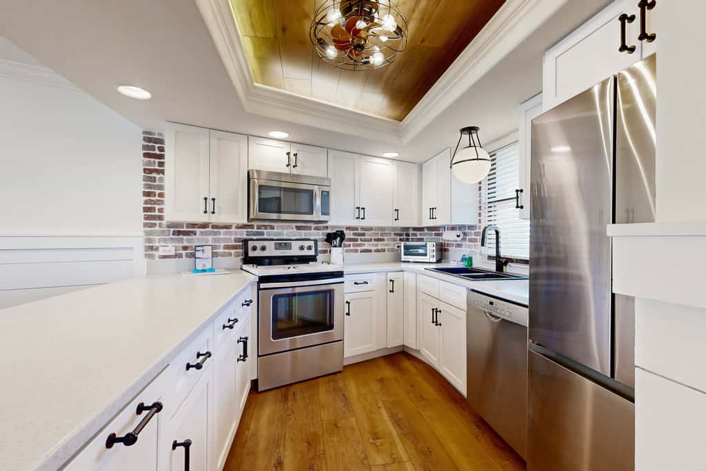 Gulf-front condo with balcony, ocean view, W&D, pool, hot tub & tennis