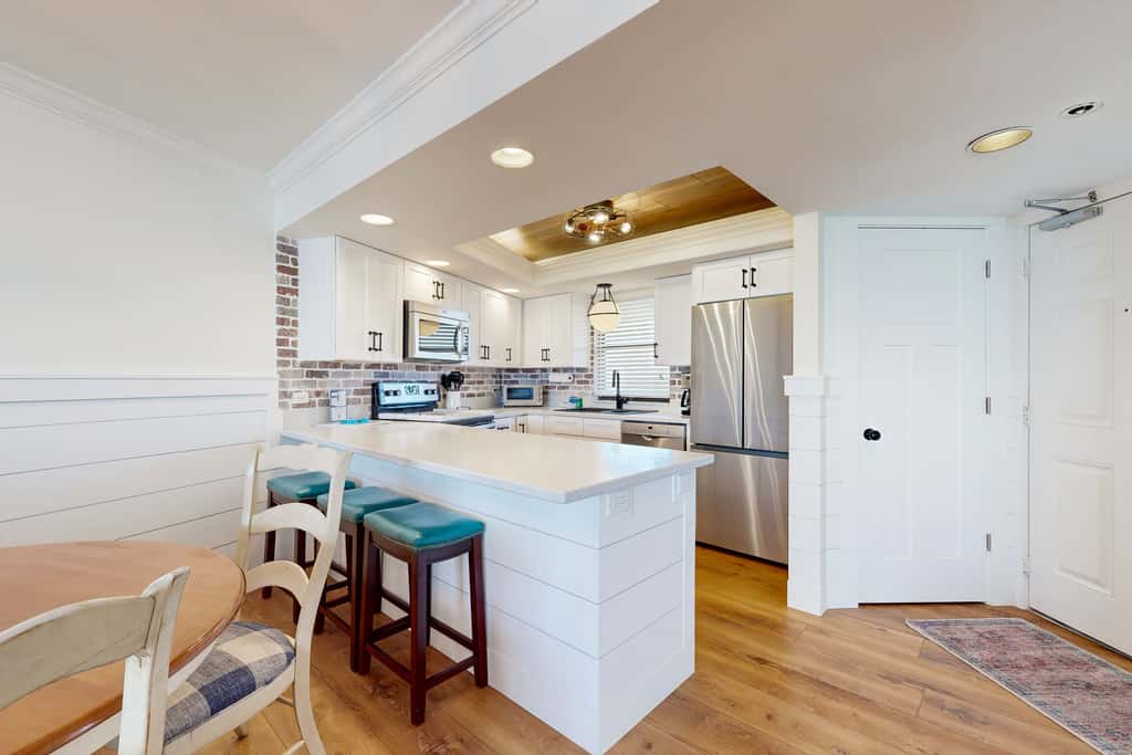 Gulf-front condo with balcony, ocean view, W&D, pool, hot tub & tennis