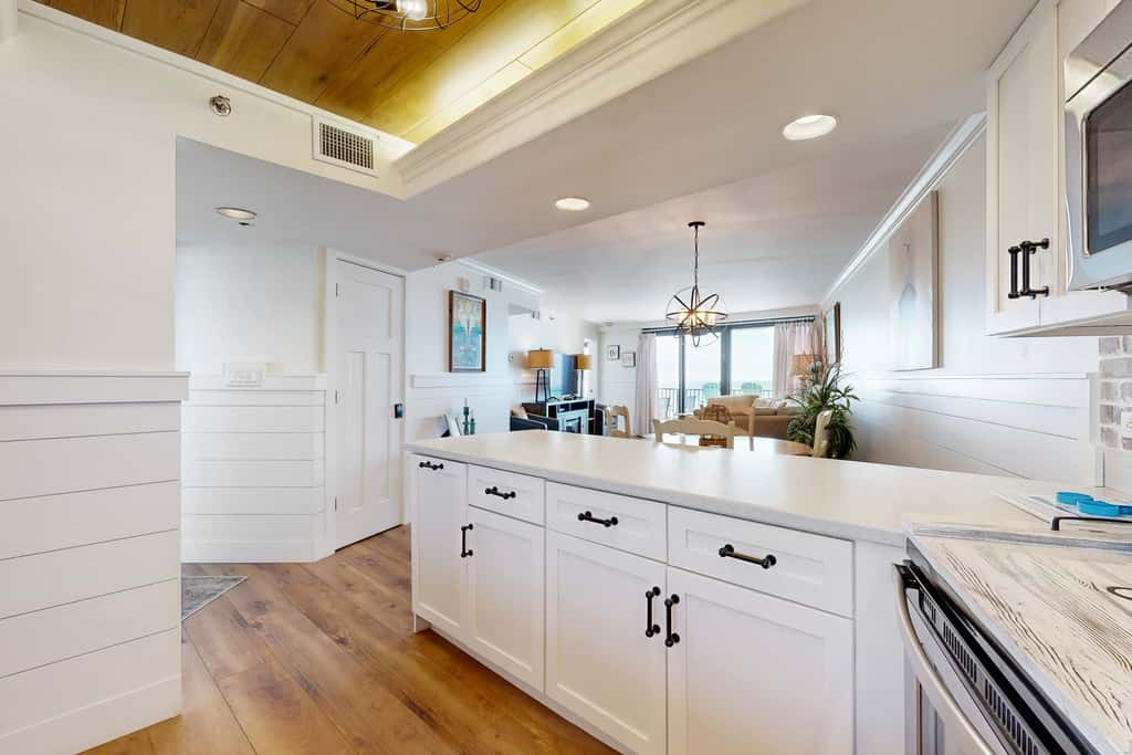 Gulf-front condo with balcony, ocean view, W&D, pool, hot tub & tennis