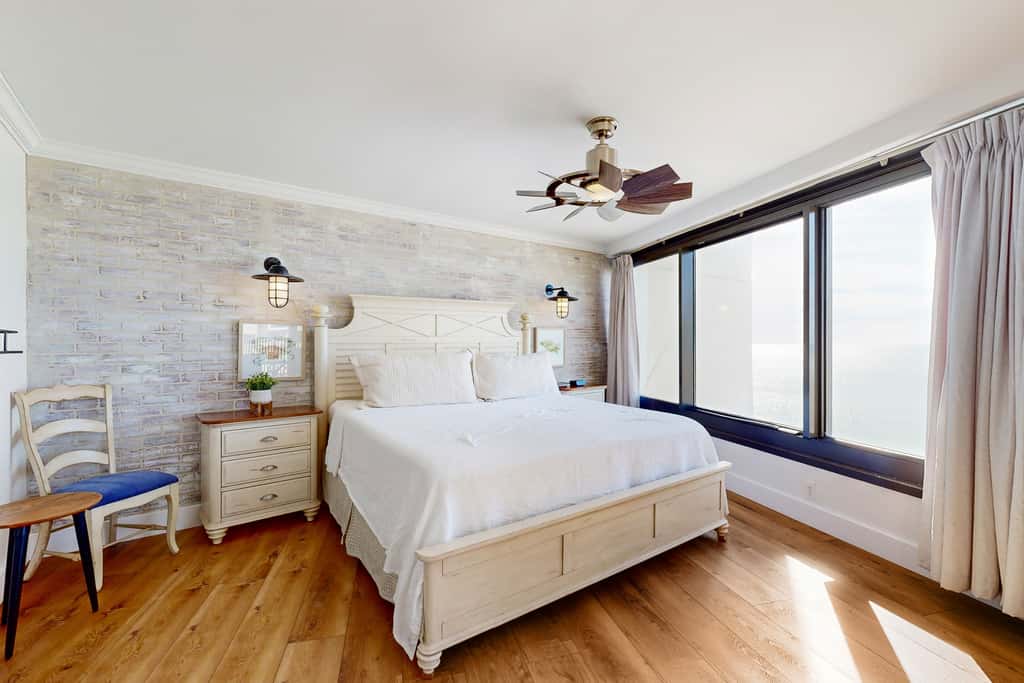 Gulf-front condo with balcony, ocean view, W&D, pool, hot tub & tennis