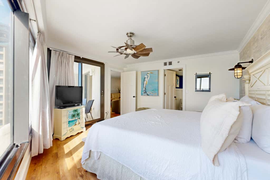 Gulf-front condo with balcony, ocean view, W&D, pool, hot tub & tennis