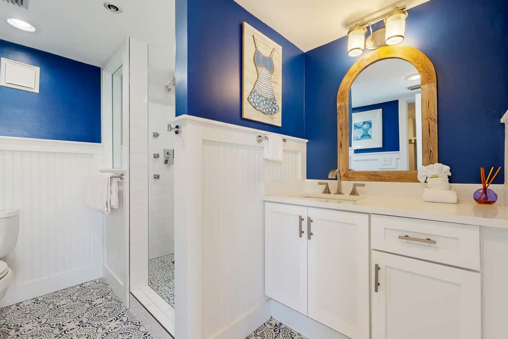 Gulf-front condo with balcony, ocean view, W&D, pool, hot tub & tennis