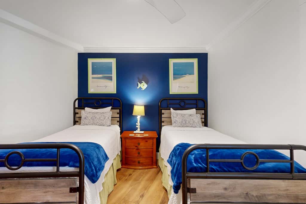 Gulf-front condo with balcony, ocean view, W&D, pool, hot tub & tennis
