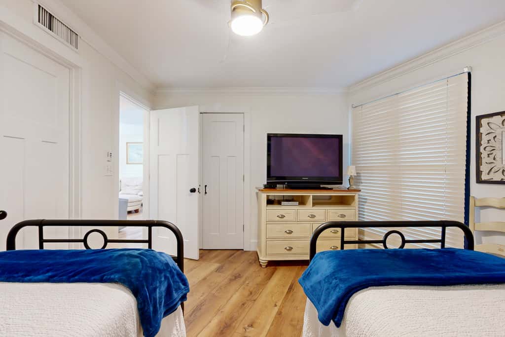 Gulf-front condo with balcony, ocean view, W&D, pool, hot tub & tennis