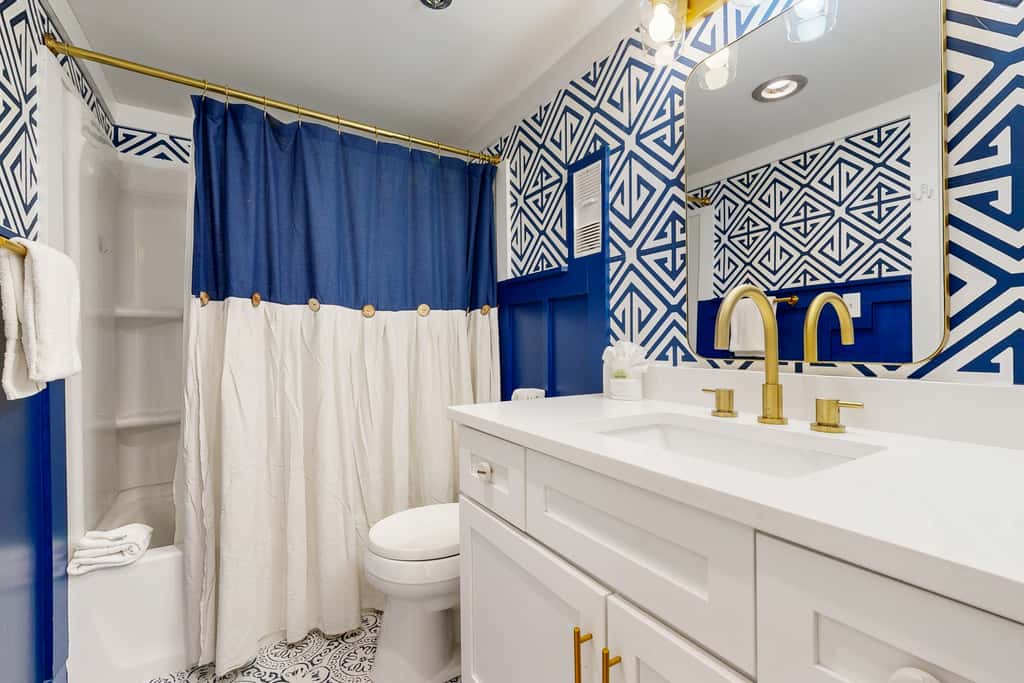 Gulf-front condo with balcony, ocean view, W&D, pool, hot tub & tennis