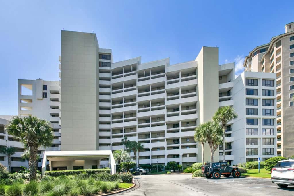 Gulf-front condo with balcony, ocean view, W&D, pool, hot tub & tennis