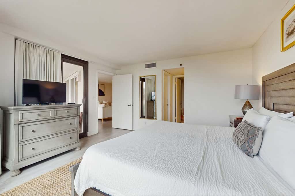 Beautiful beachfront condo with pool, beach tram, tennis, golf, & on-site dining