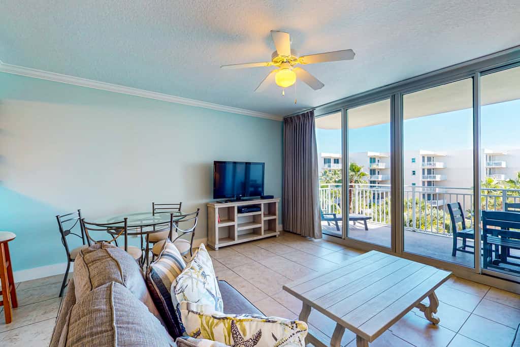 Snowbird-friendly condo on Okaloosa Island with lazy river - steps to beach