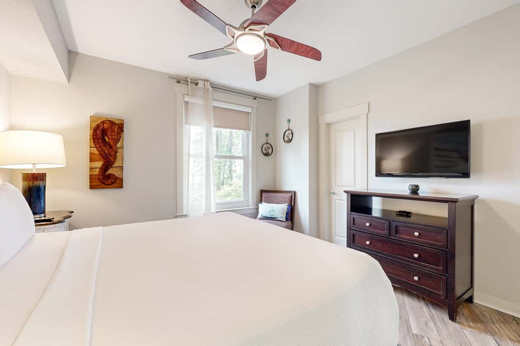 Spacious condo with bay views, renovated pool, hot tub, & beach access!
