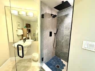 Spacious condo with bay views, renovated pool, hot tub, & beach access!