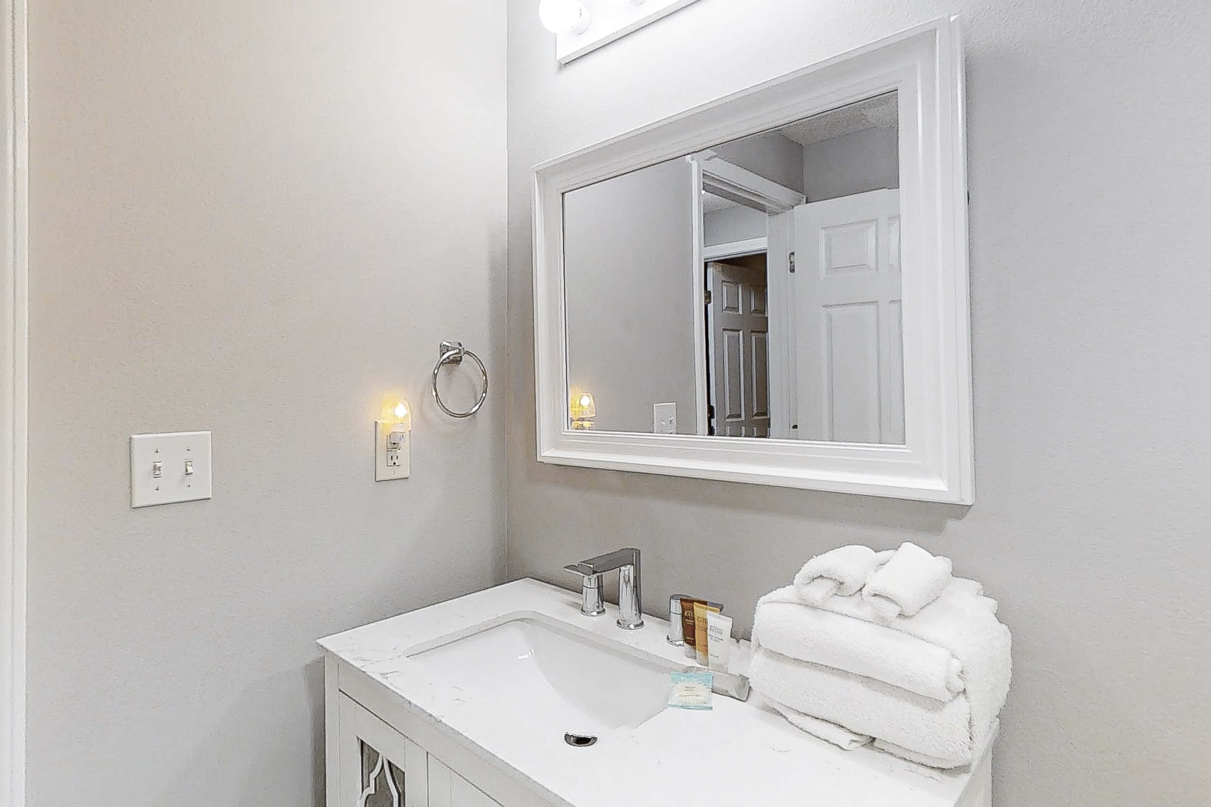 Fifth-Floor, Gulf-Front Condo with Balcony, Beach Access & Shared Pools, Hot Tub