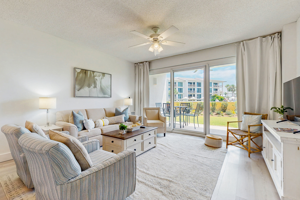 Beach haven with patio, lagoon pool, hot tub & pickleball - walk to beach