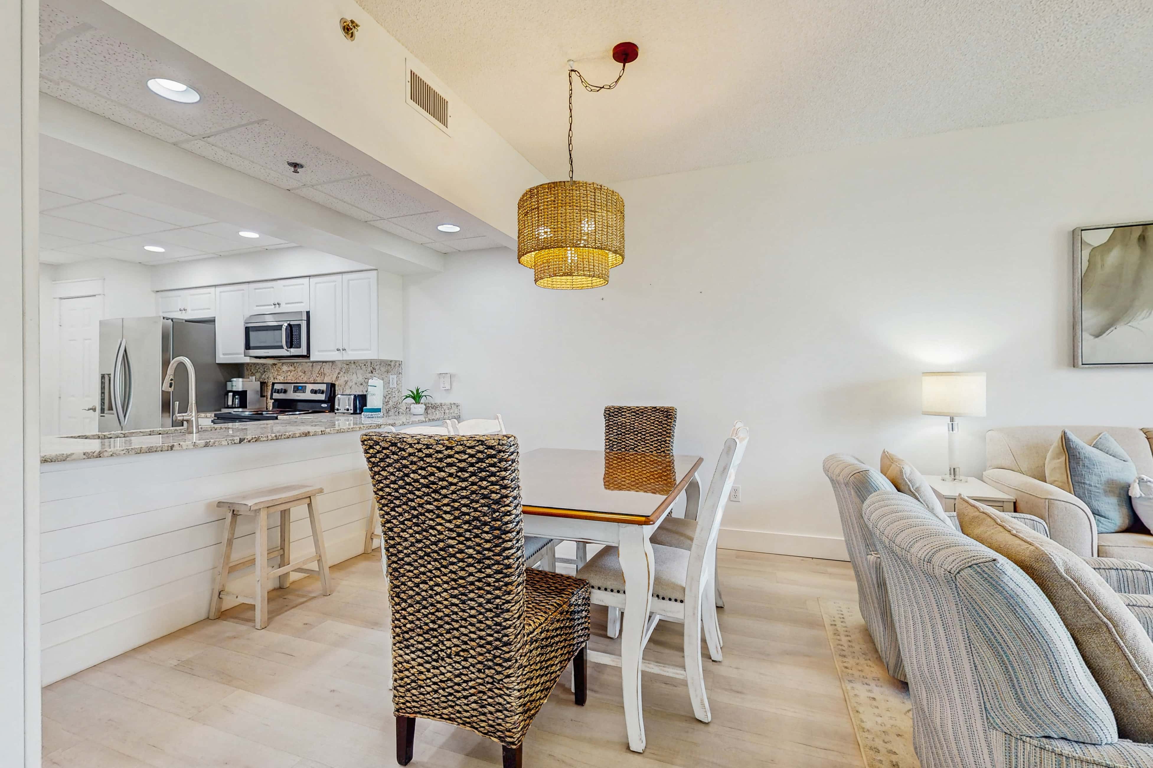Beach haven with patio, lagoon pool, hot tub & pickleball - walk to beach