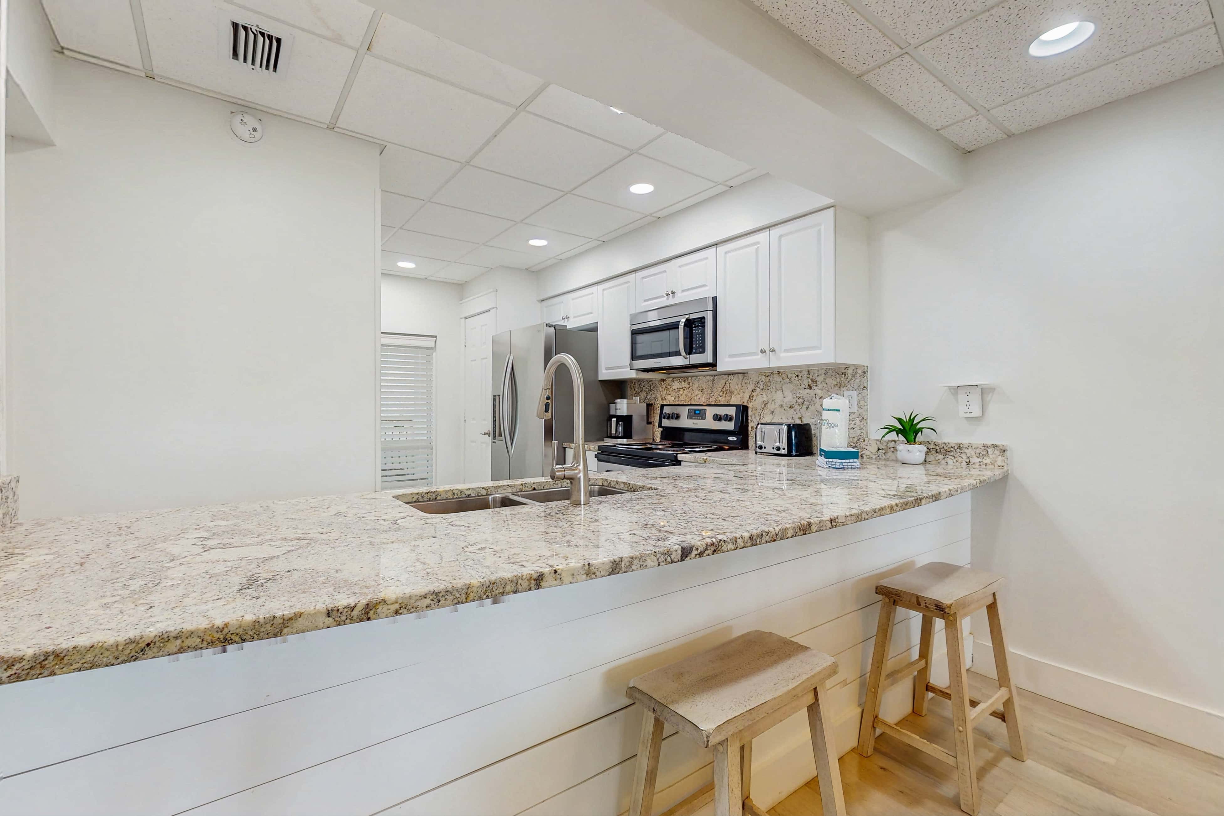 Beach haven with patio, lagoon pool, hot tub & pickleball - walk to beach