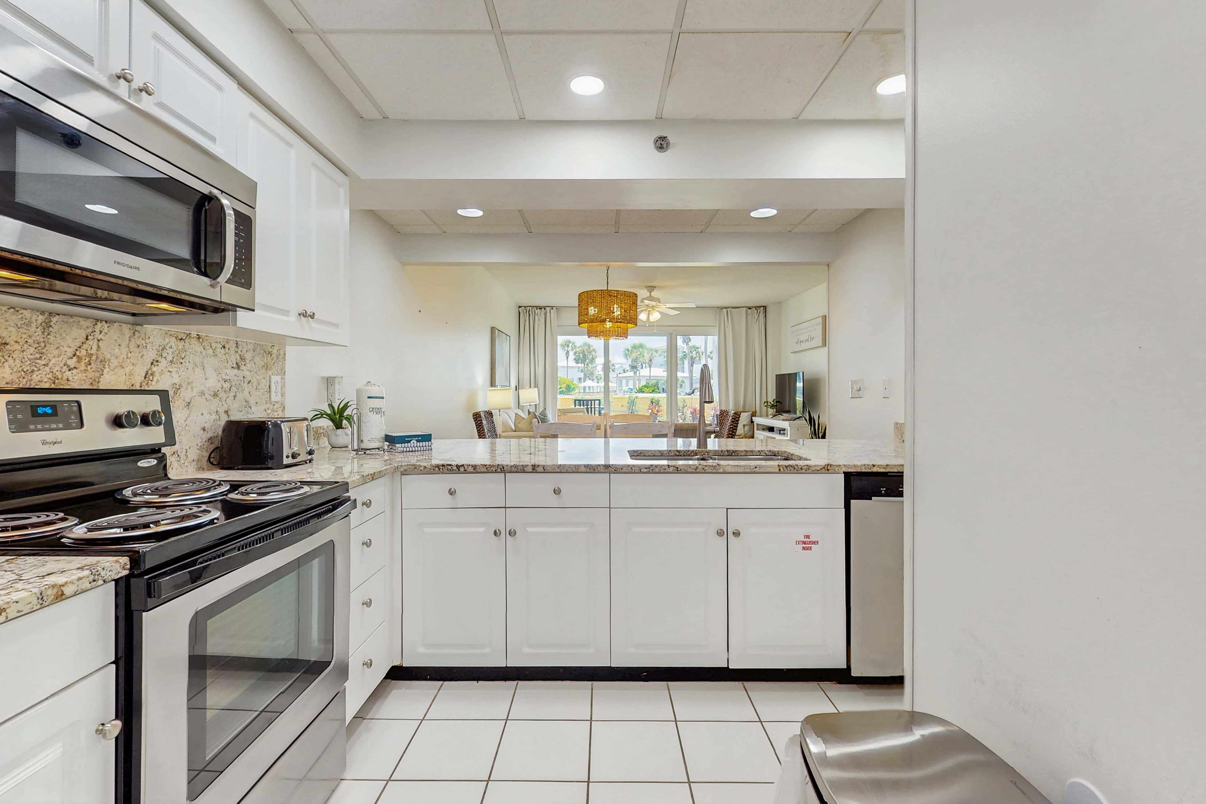 Beach haven with patio, lagoon pool, hot tub & pickleball - walk to beach