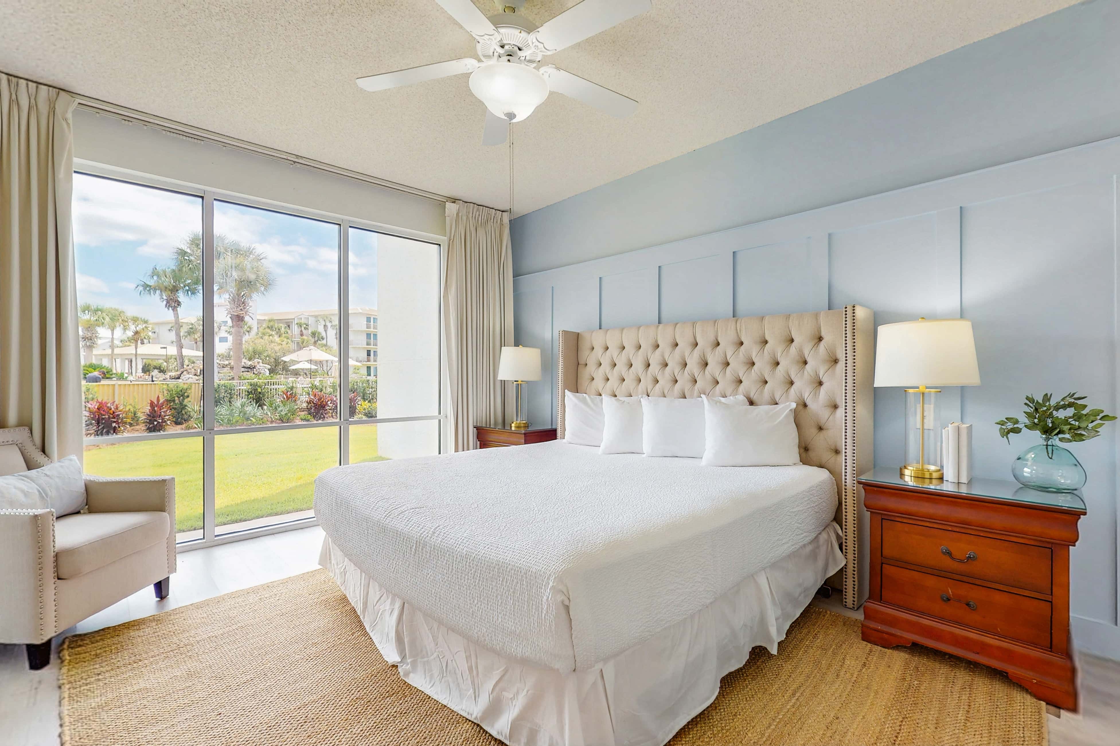 Beach haven with patio, lagoon pool, hot tub & pickleball - walk to beach