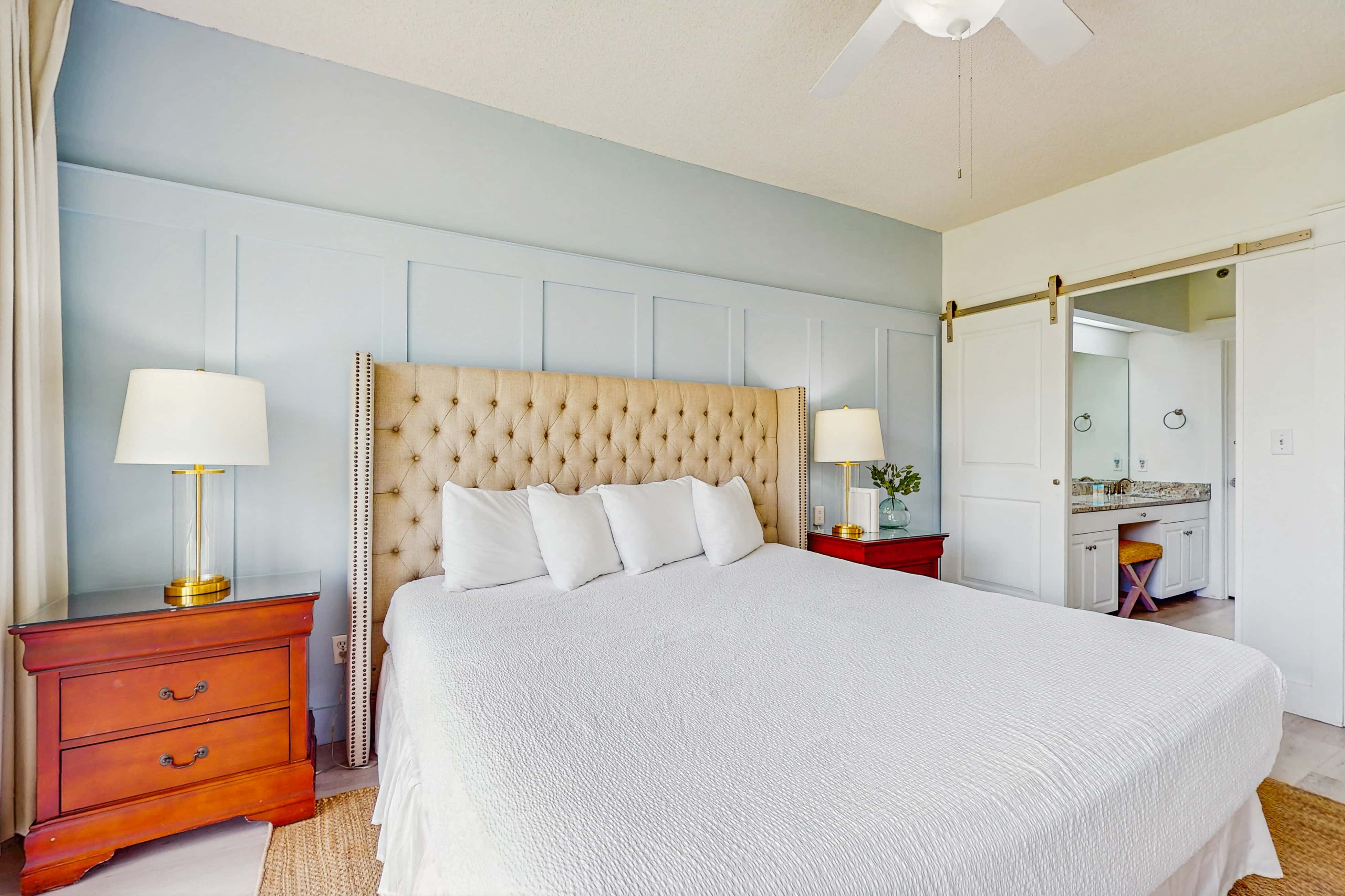 Beach haven with patio, lagoon pool, hot tub & pickleball - walk to beach