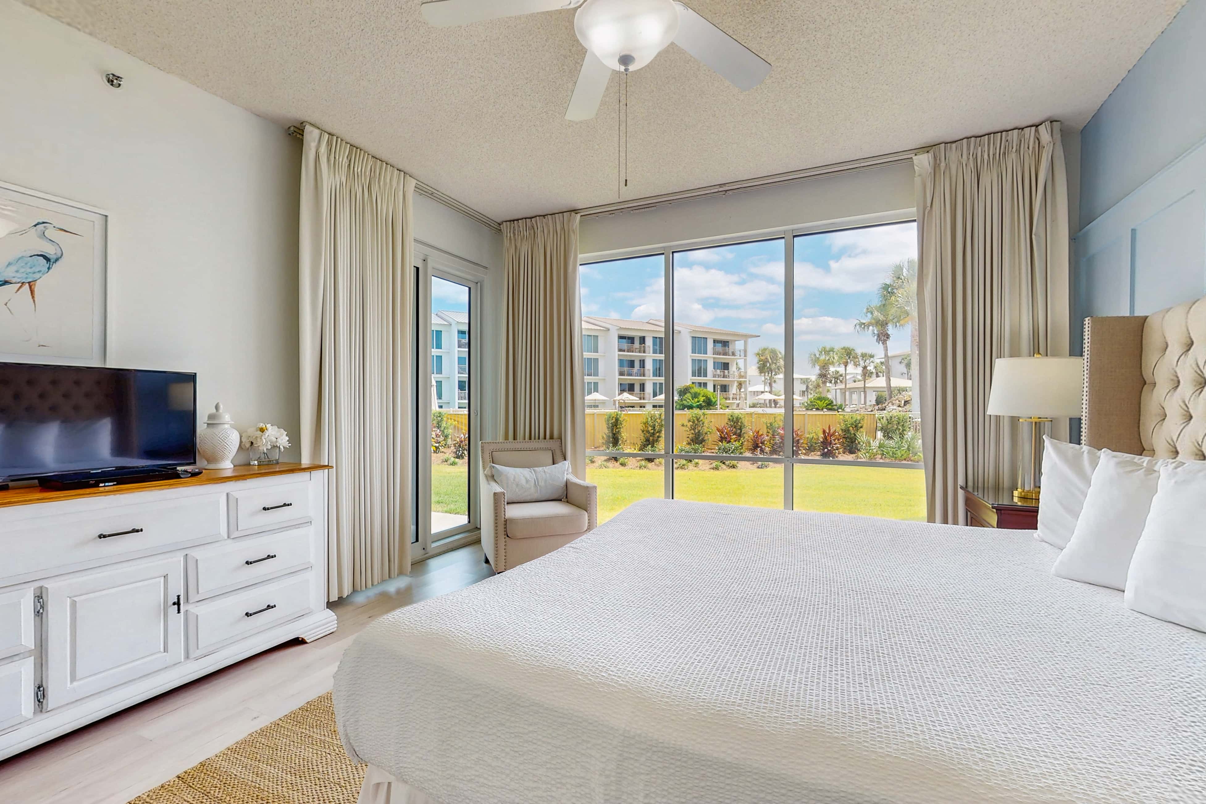 Beach haven with patio, lagoon pool, hot tub & pickleball - walk to beach