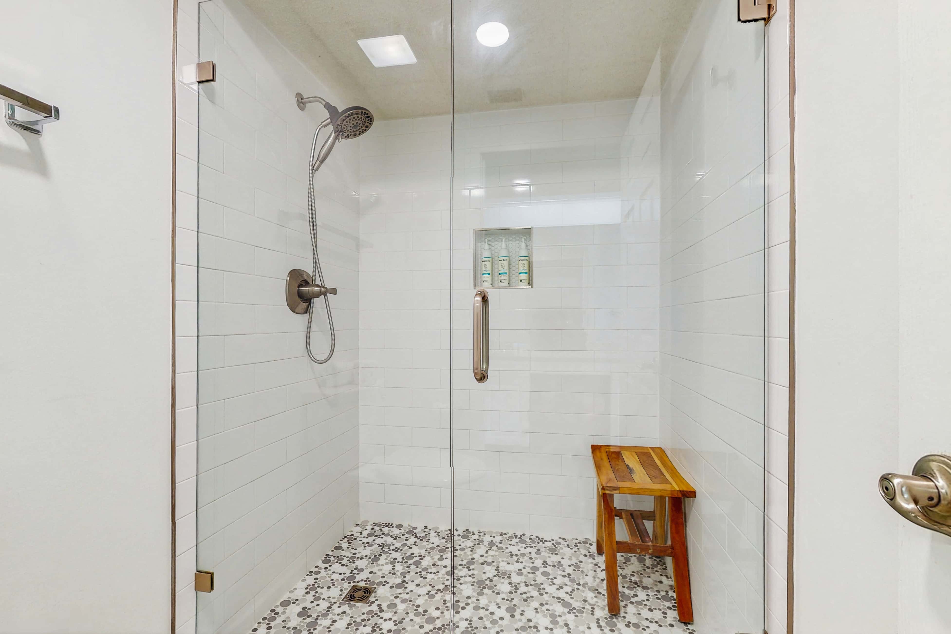 Beach haven with patio, lagoon pool, hot tub & pickleball - walk to beach