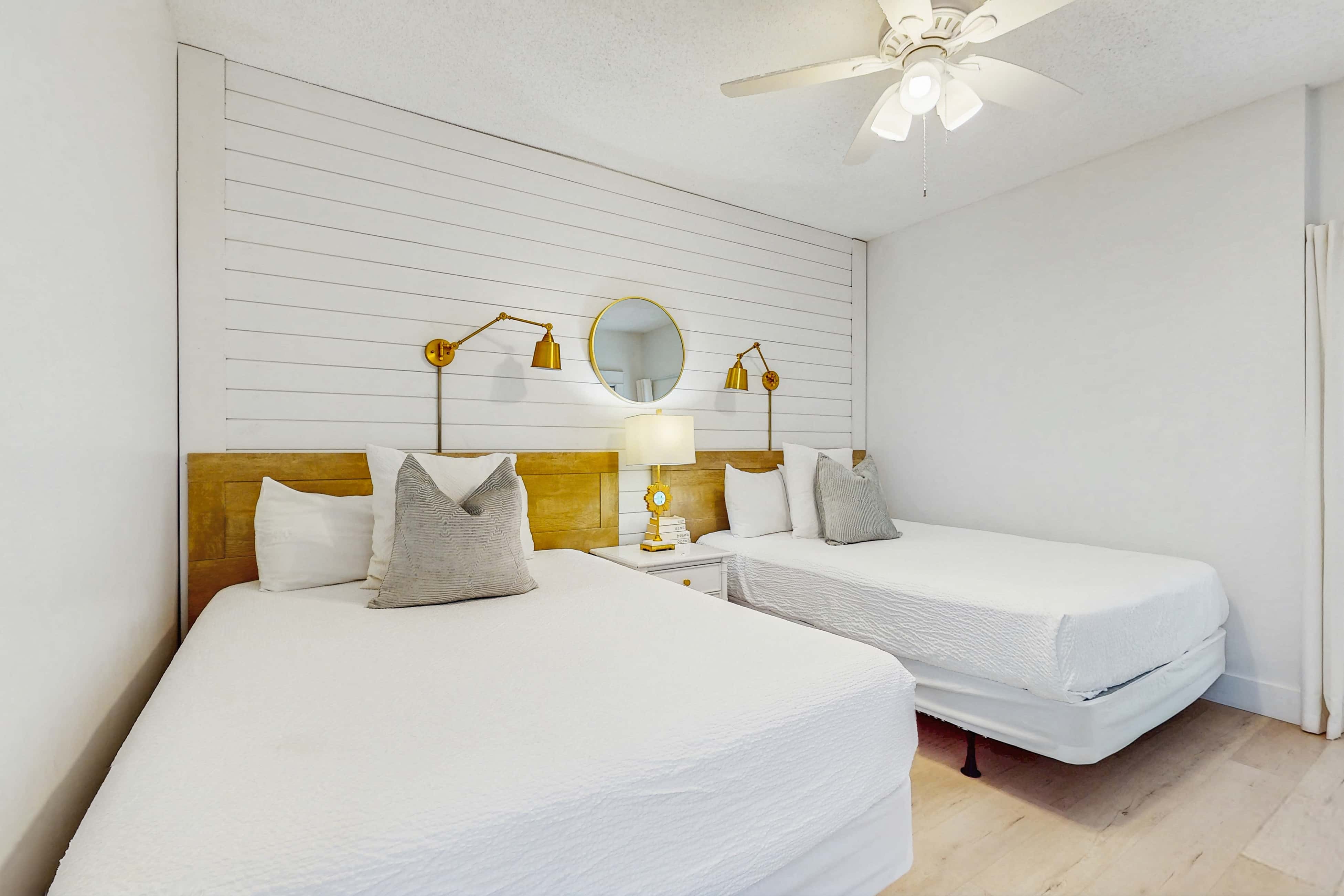 Beach haven with patio, lagoon pool, hot tub & pickleball - walk to beach