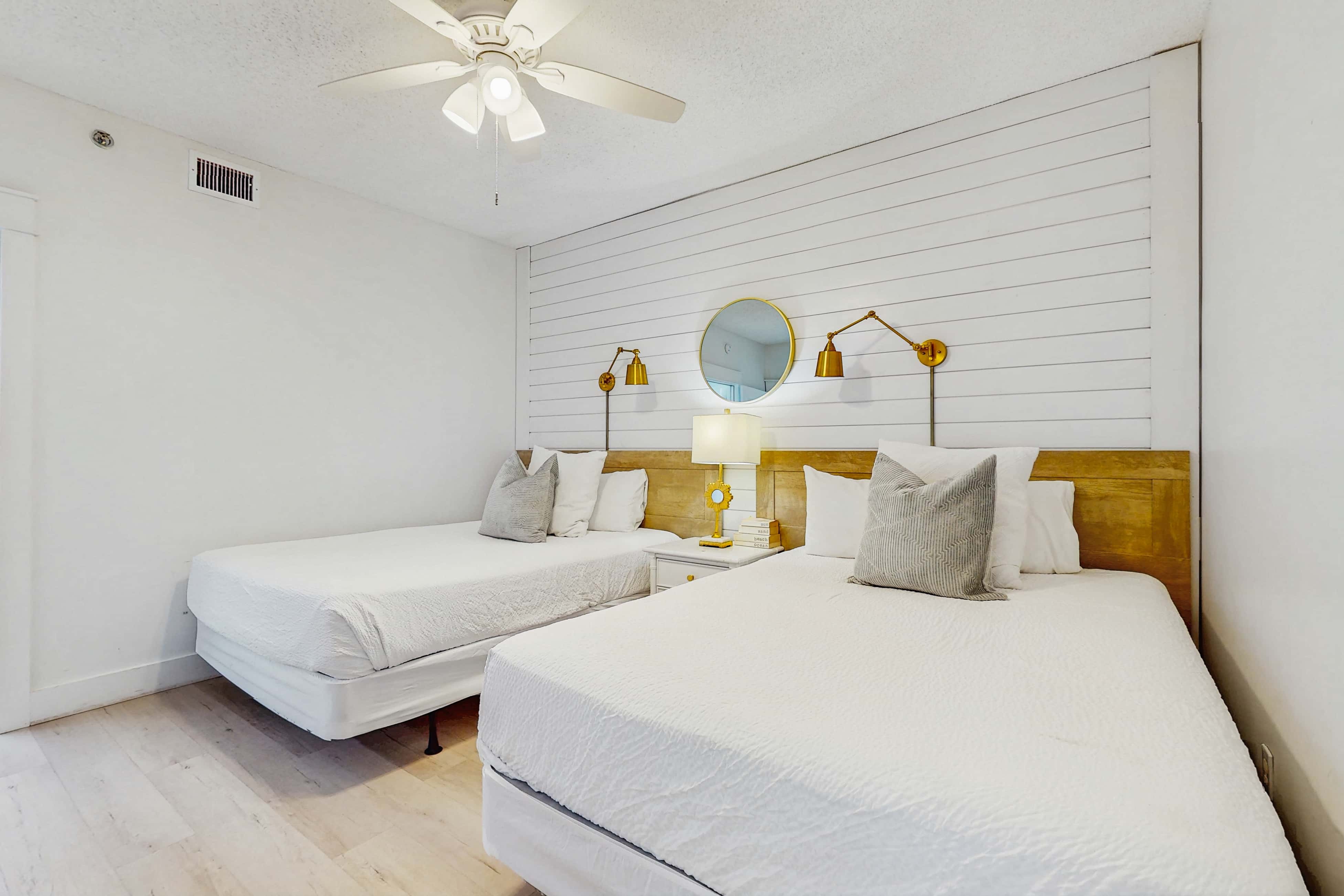 Beach haven with patio, lagoon pool, hot tub & pickleball - walk to beach