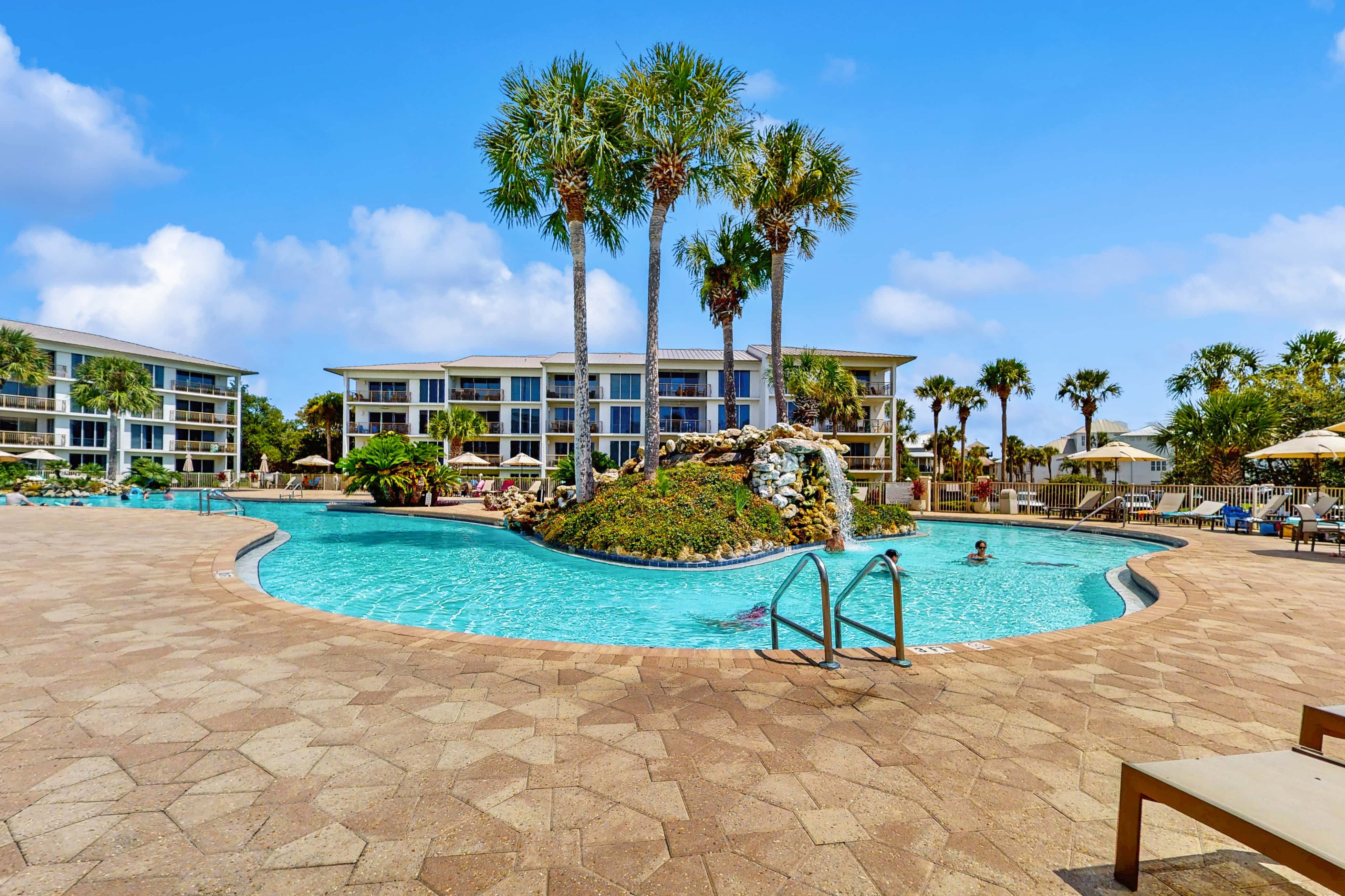 Beach haven with patio, lagoon pool, hot tub & pickleball - walk to beach
