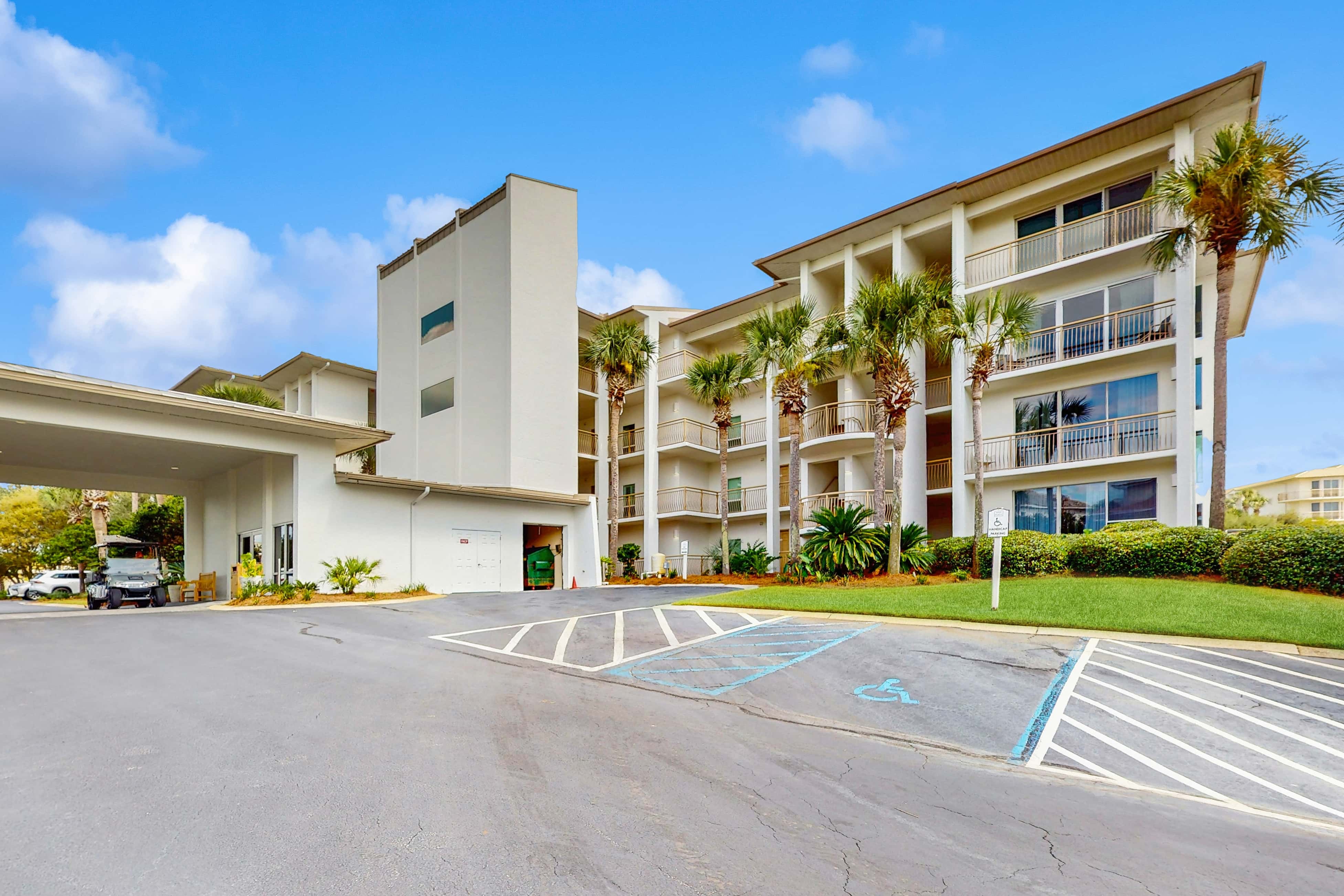 Beach haven with patio, lagoon pool, hot tub & pickleball - walk to beach