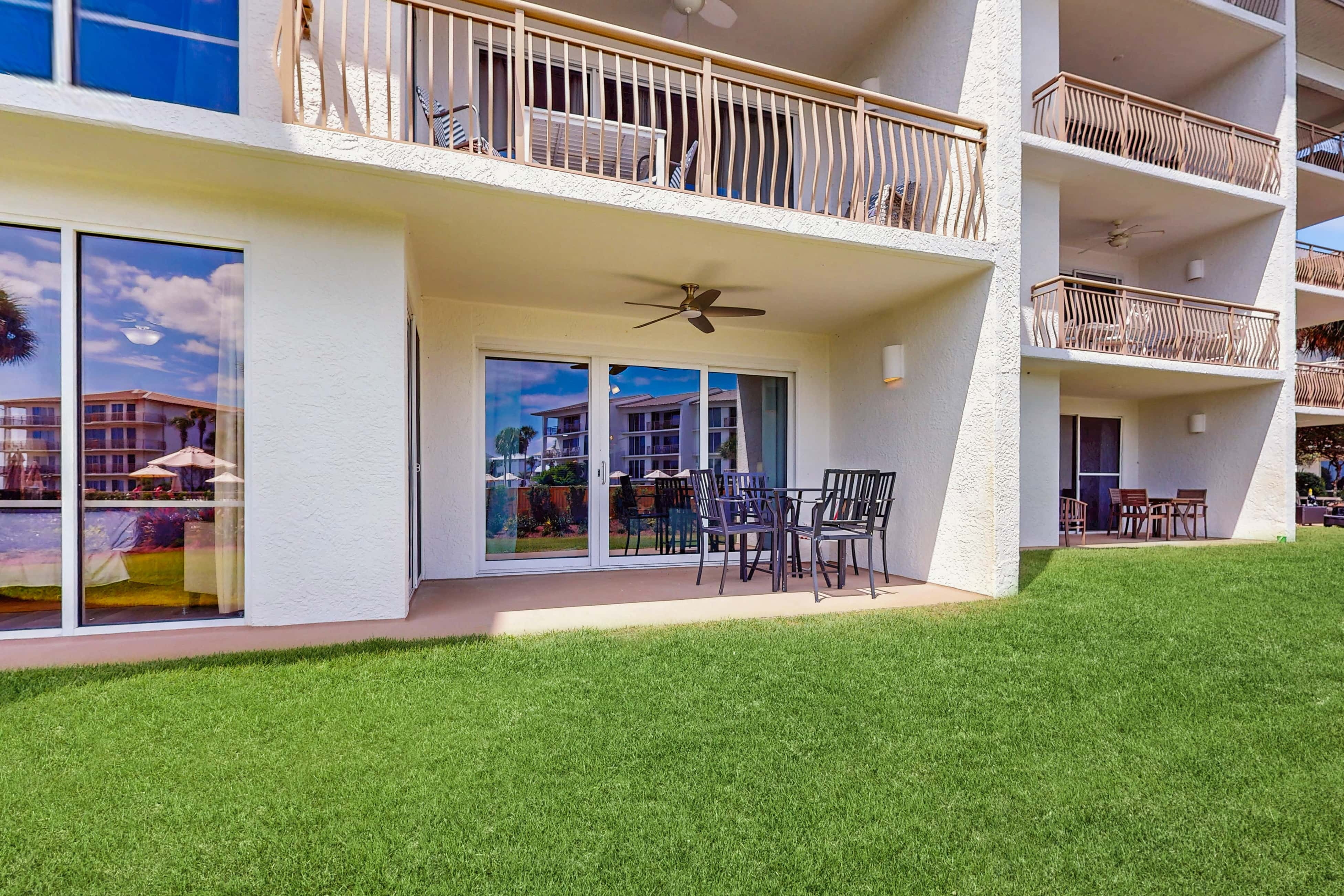 Beach haven with patio, lagoon pool, hot tub & pickleball - walk to beach