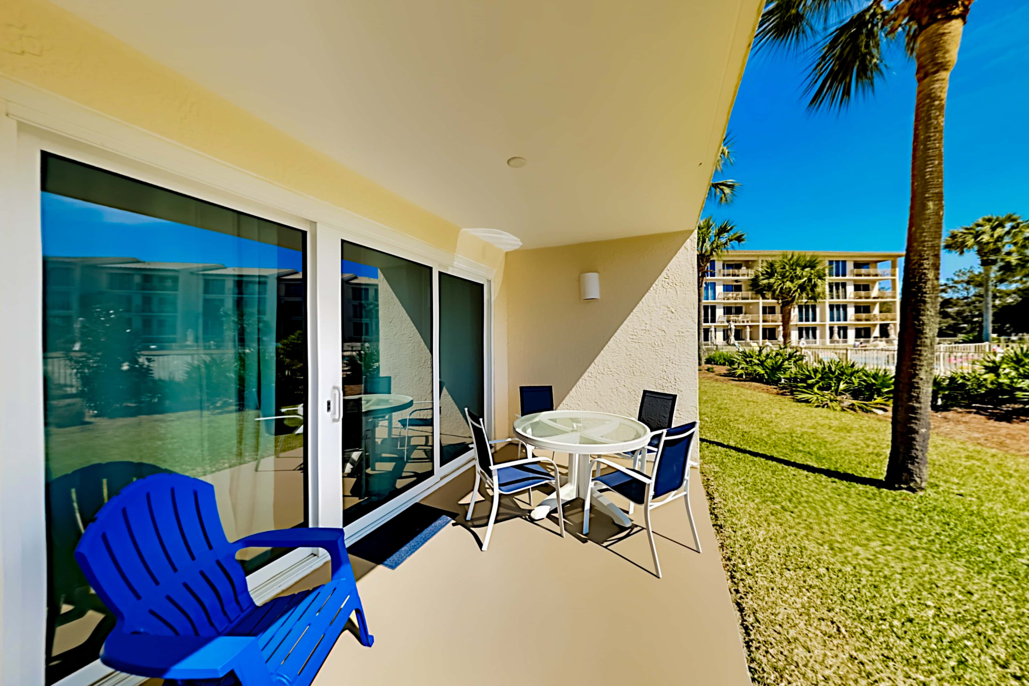 Beach haven with patio, lagoon pool, hot tub & pickleball - walk to beach