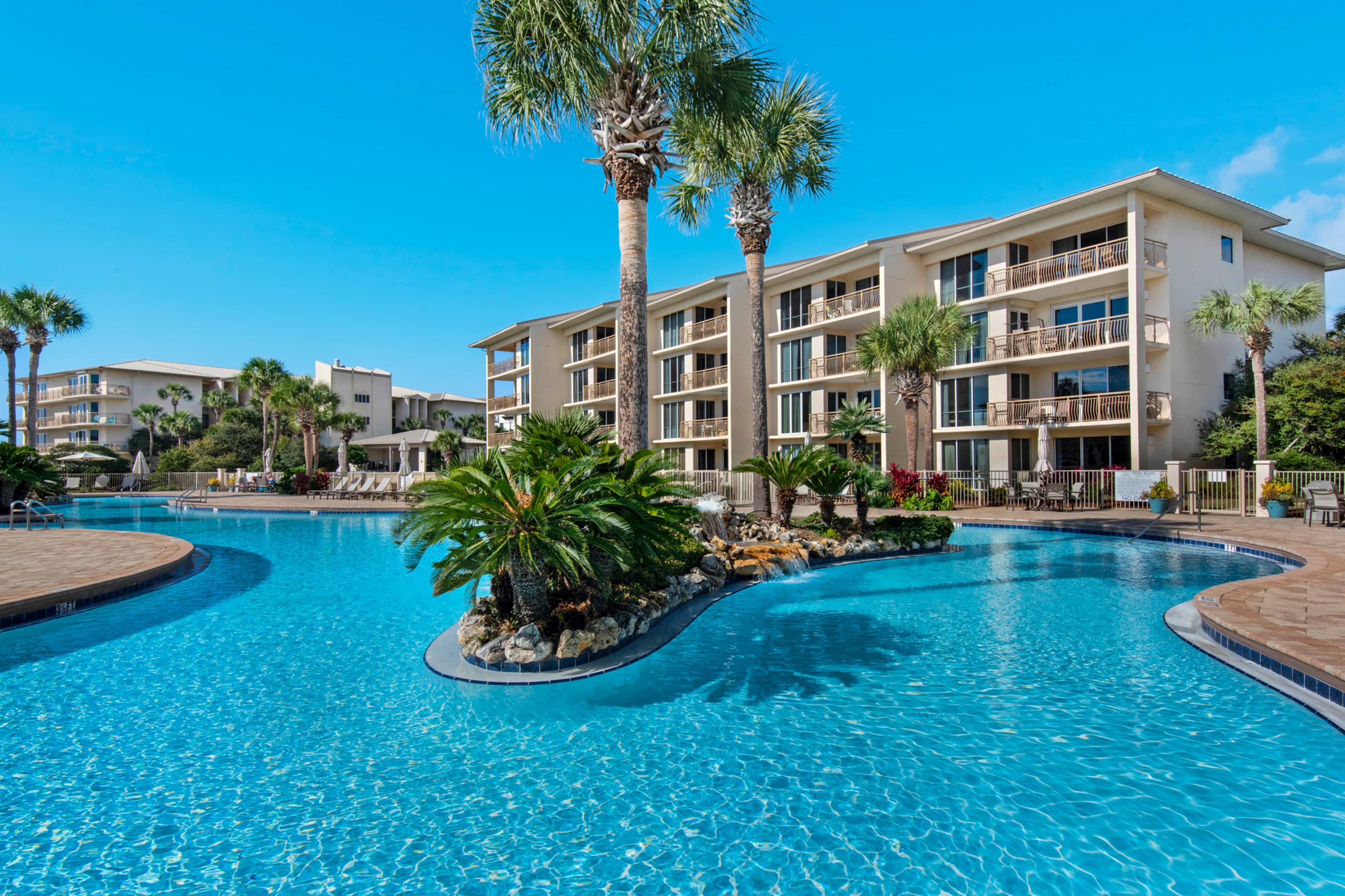 Beach haven with patio, lagoon pool, hot tub & pickleball - walk to beach