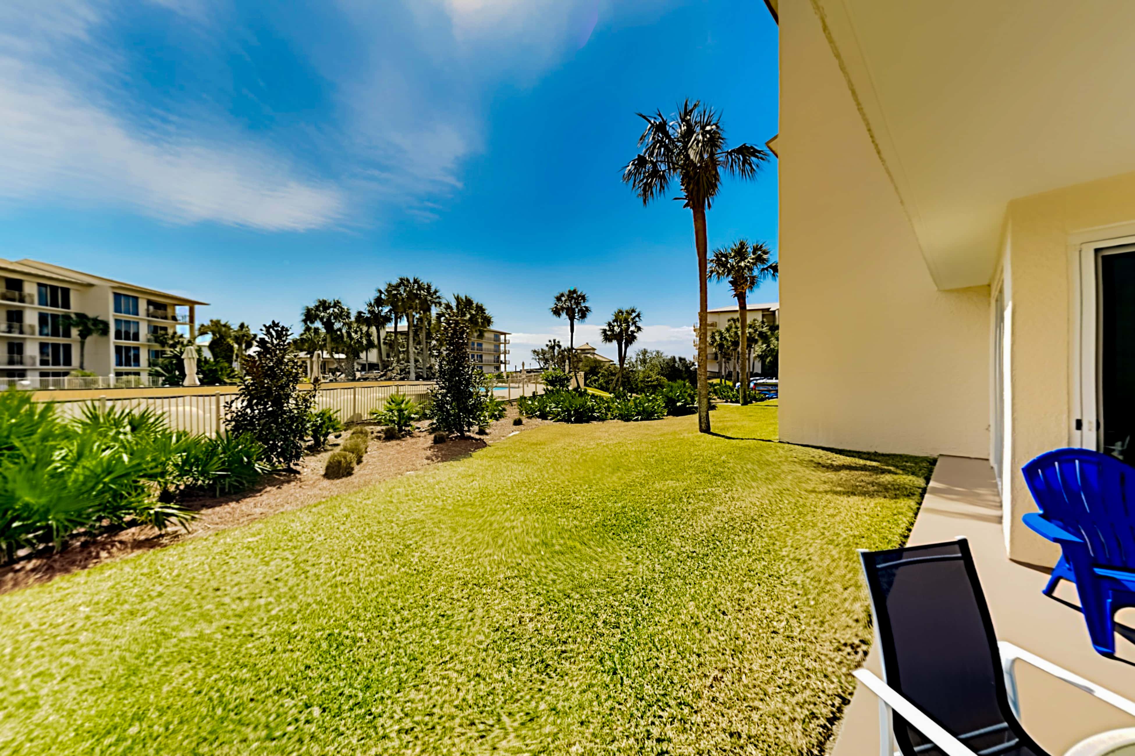 Beach haven with patio, lagoon pool, hot tub & pickleball - walk to beach