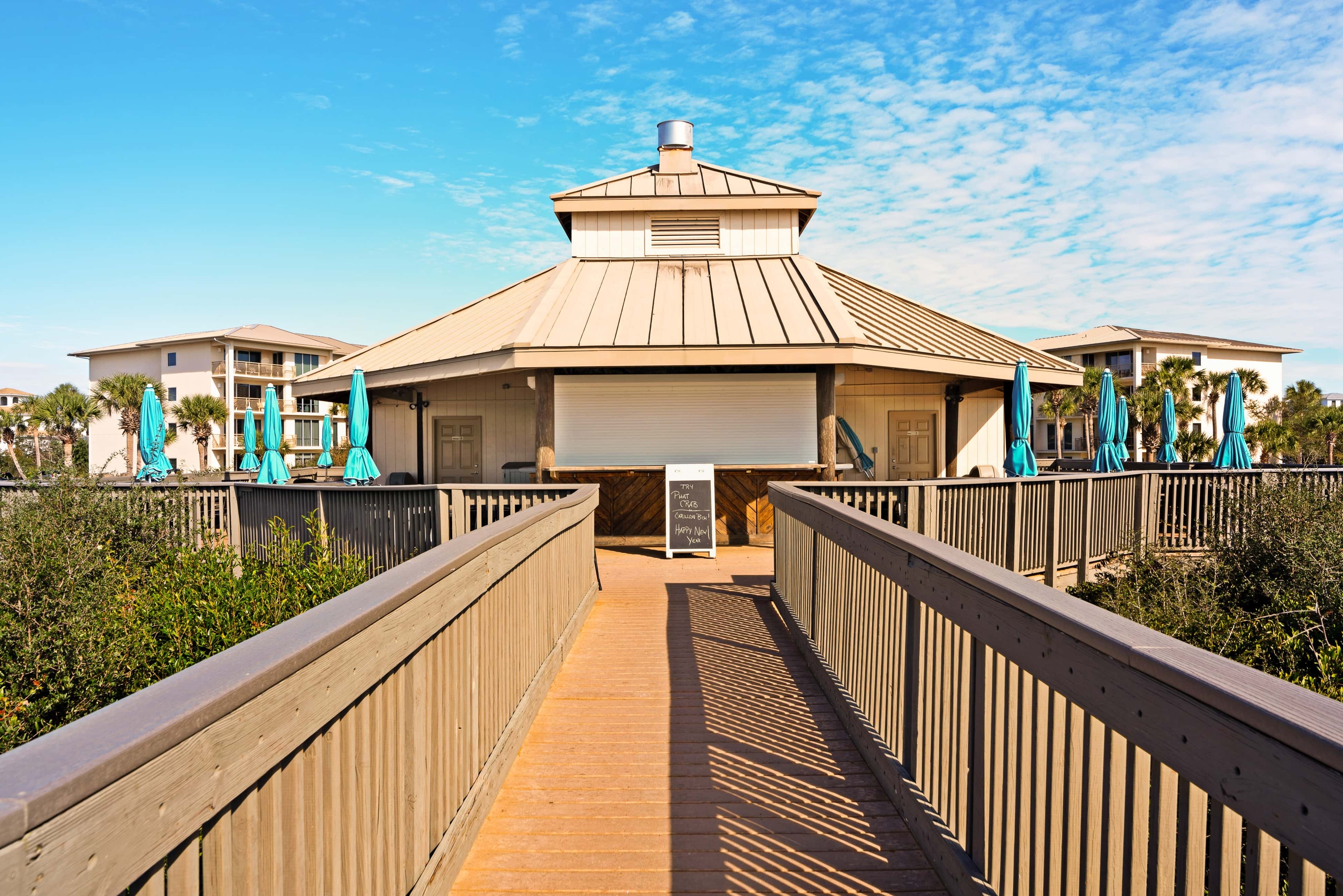 Beach haven with patio, lagoon pool, hot tub & pickleball - walk to beach