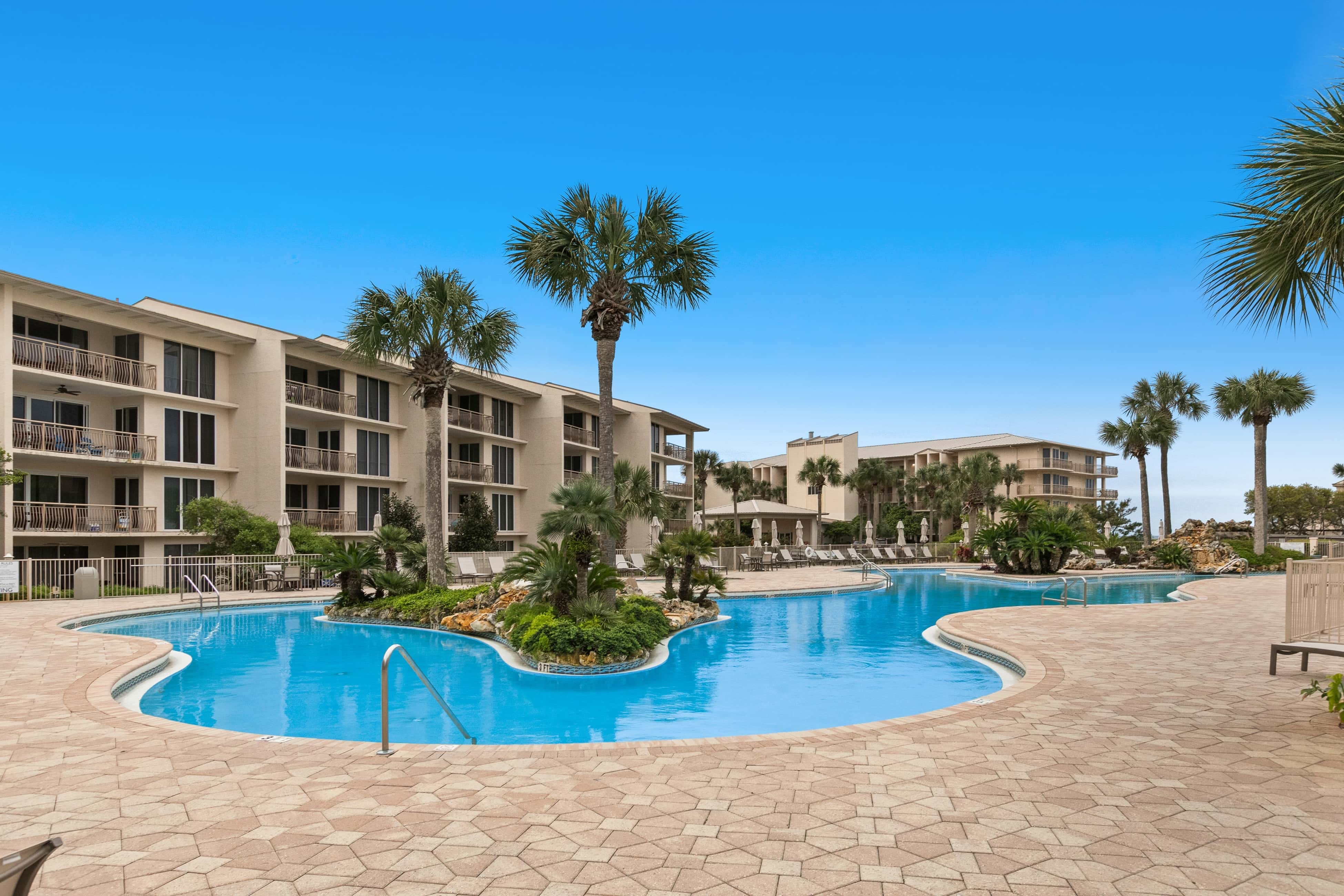 Beach haven with patio, lagoon pool, hot tub & pickleball - walk to beach