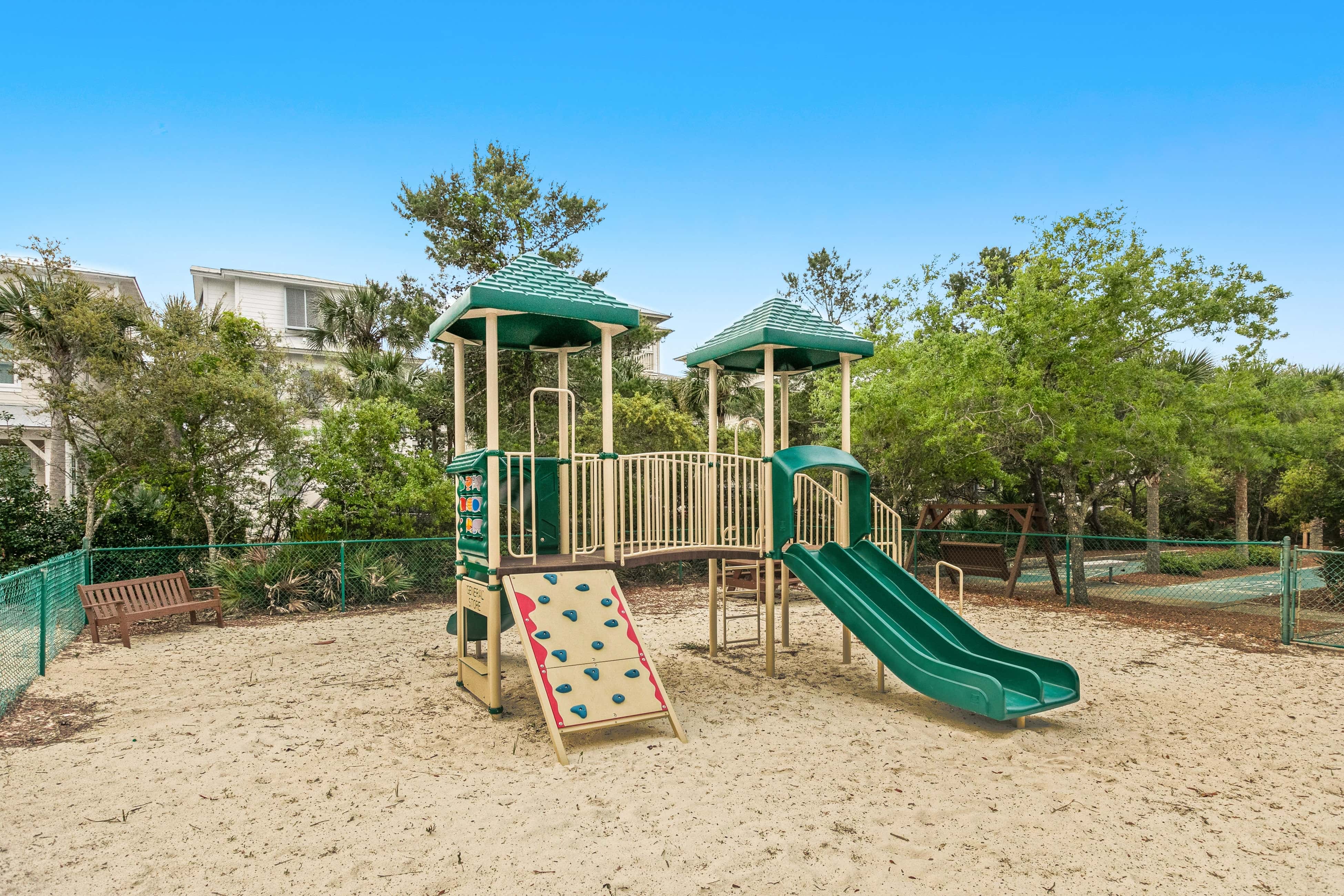 Beach haven with patio, lagoon pool, hot tub & pickleball - walk to beach
