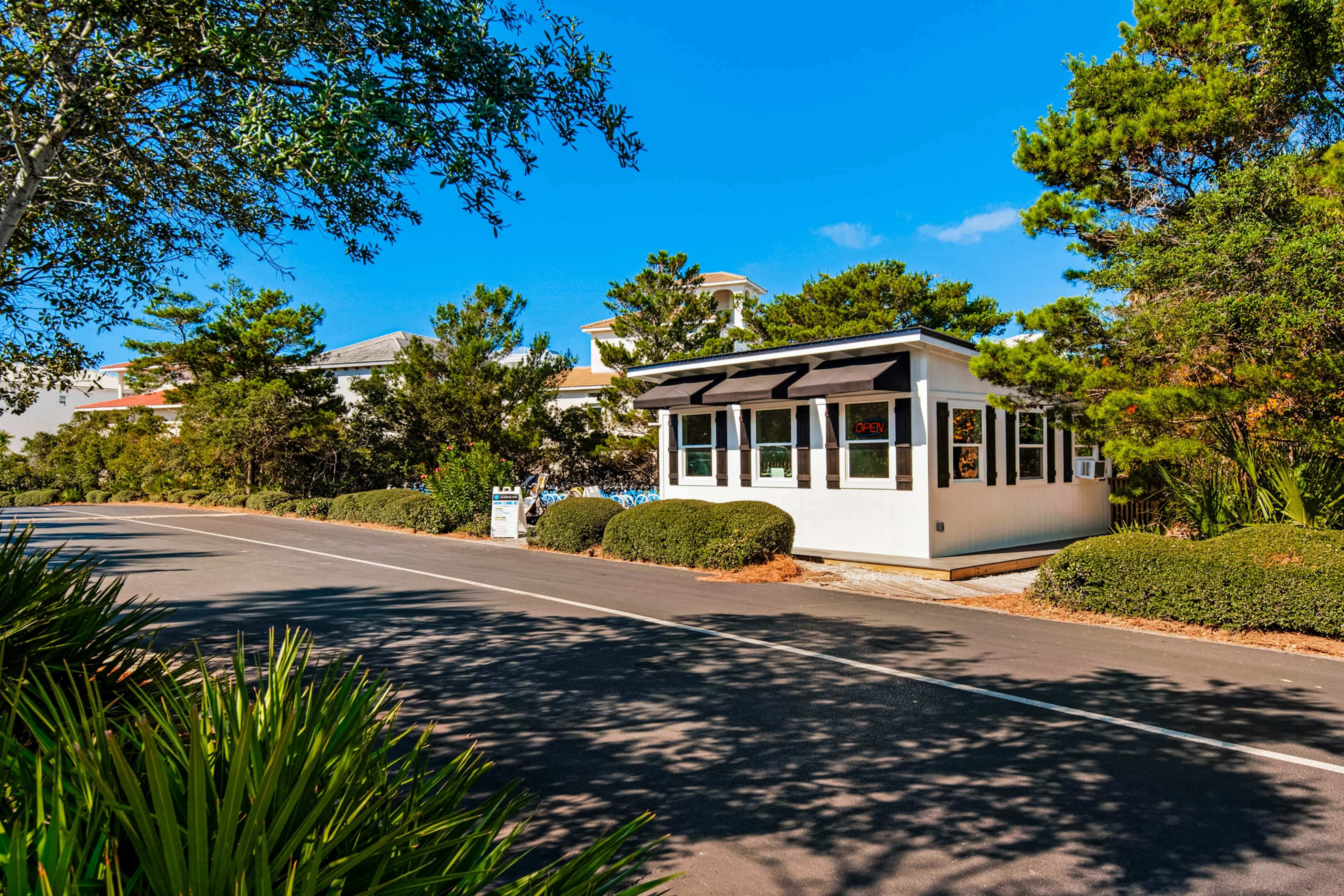 Beach haven with patio, lagoon pool, hot tub & pickleball - walk to beach