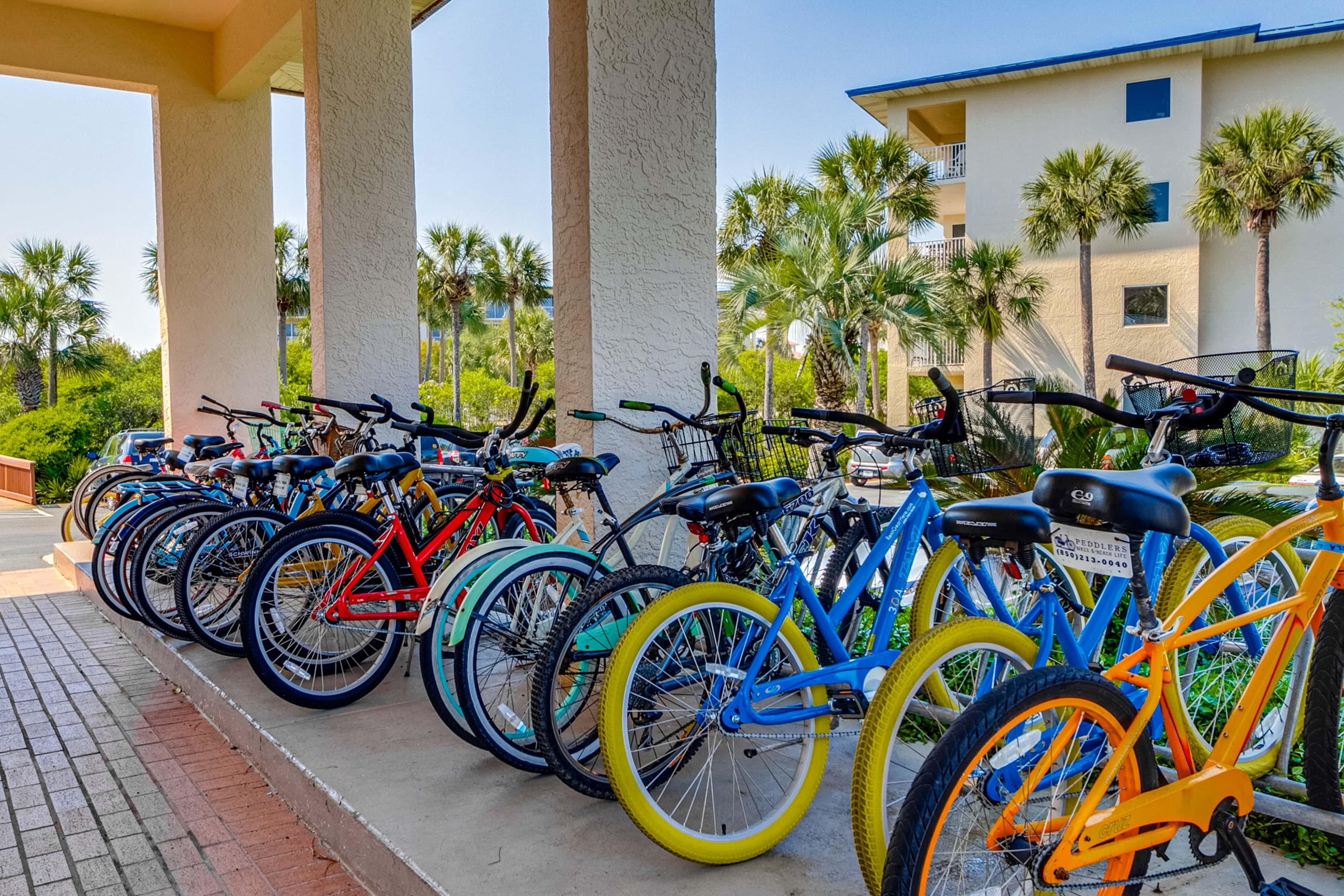 Beach haven with patio, lagoon pool, hot tub & pickleball - walk to beach