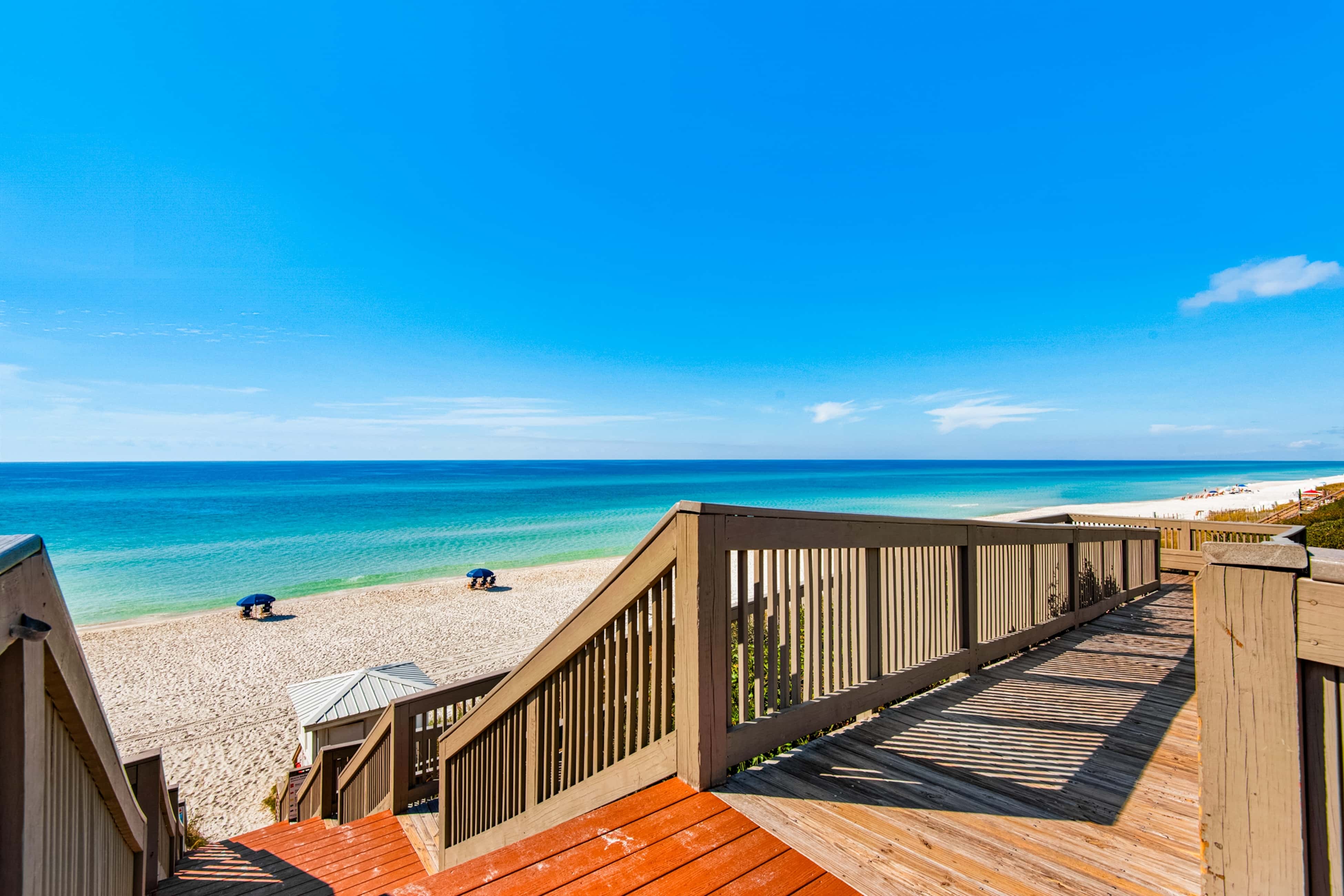 Beach haven with patio, lagoon pool, hot tub & pickleball - walk to beach