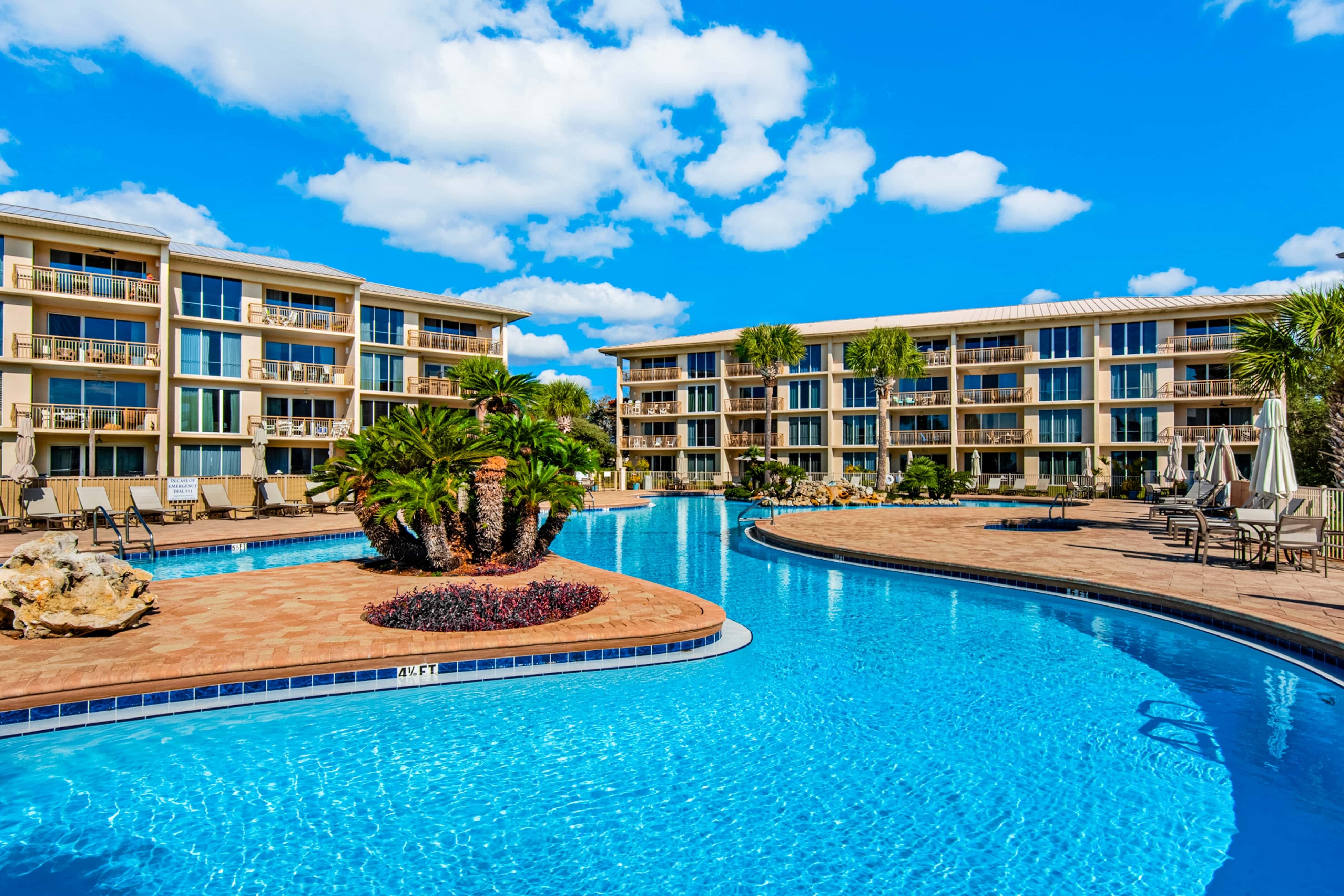 Beach haven with patio, lagoon pool, hot tub & pickleball - walk to beach