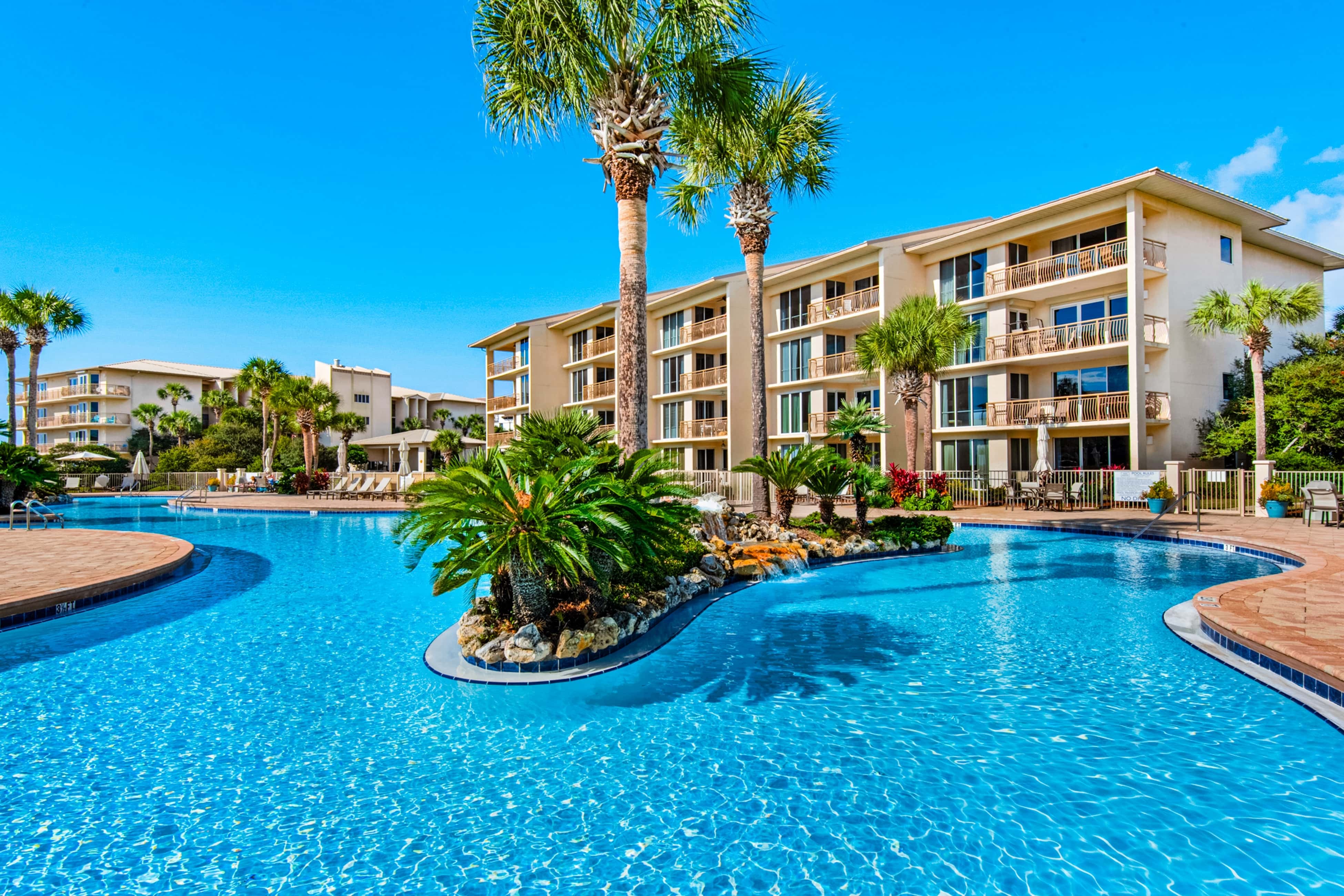 Beach haven with patio, lagoon pool, hot tub & pickleball - walk to beach