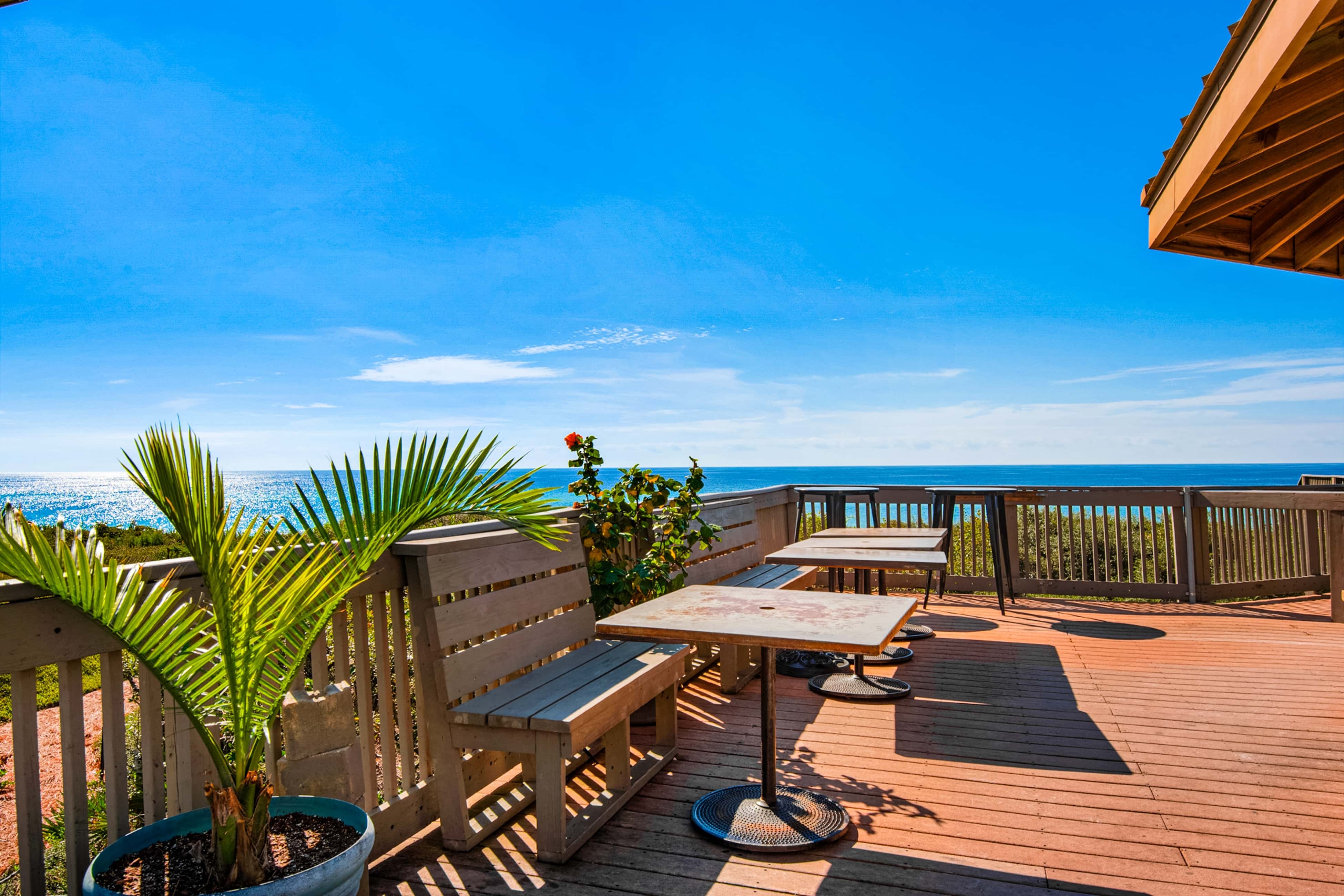 Beach haven with patio, lagoon pool, hot tub & pickleball - walk to beach