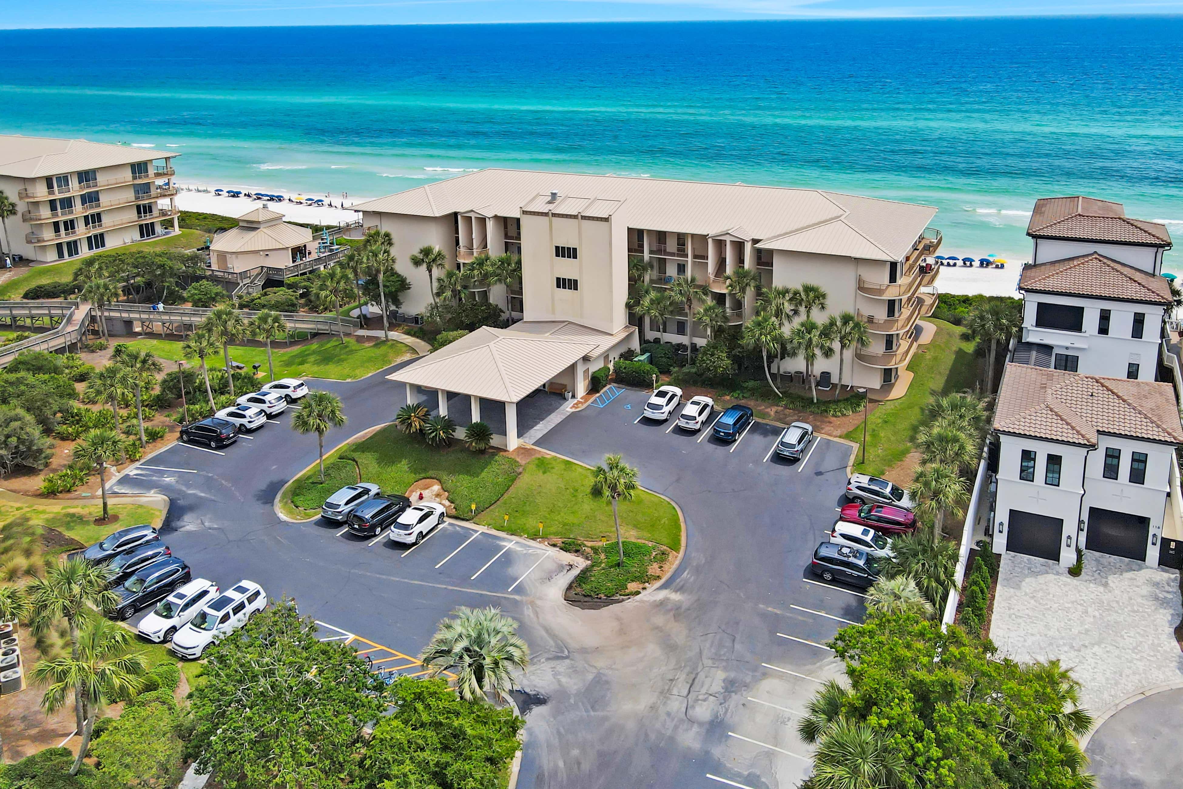 Beach haven with patio, lagoon pool, hot tub & pickleball - walk to beach