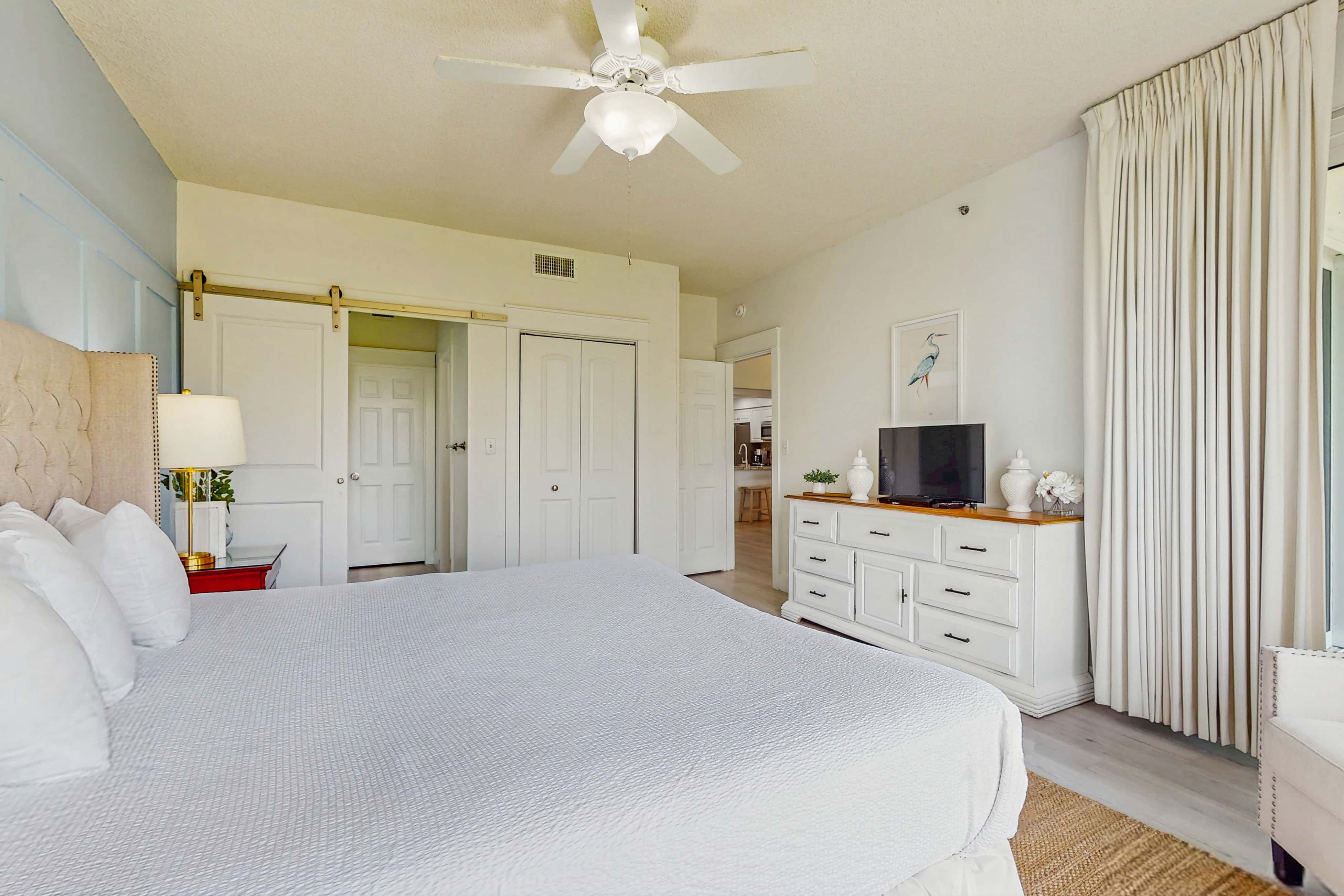 Beach haven with patio, lagoon pool, hot tub & pickleball - walk to beach